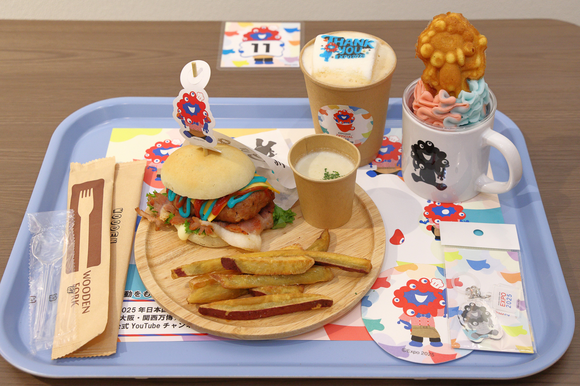 「プレートA」らぽっぽ特製 ミャクミャクおいもバーガープレート（4500円）