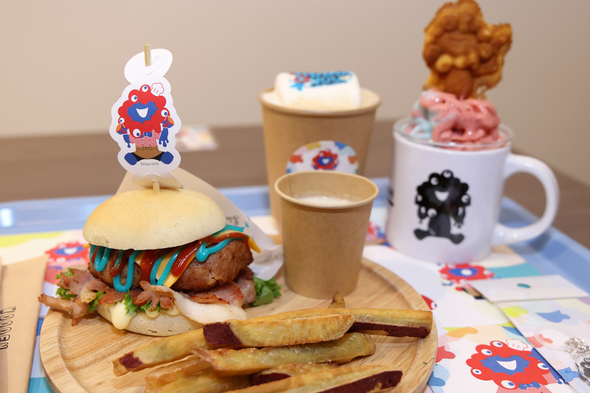 「プレートA」らぽっぽ特製 ミャクミャクおいもバーガープレート（4500円）