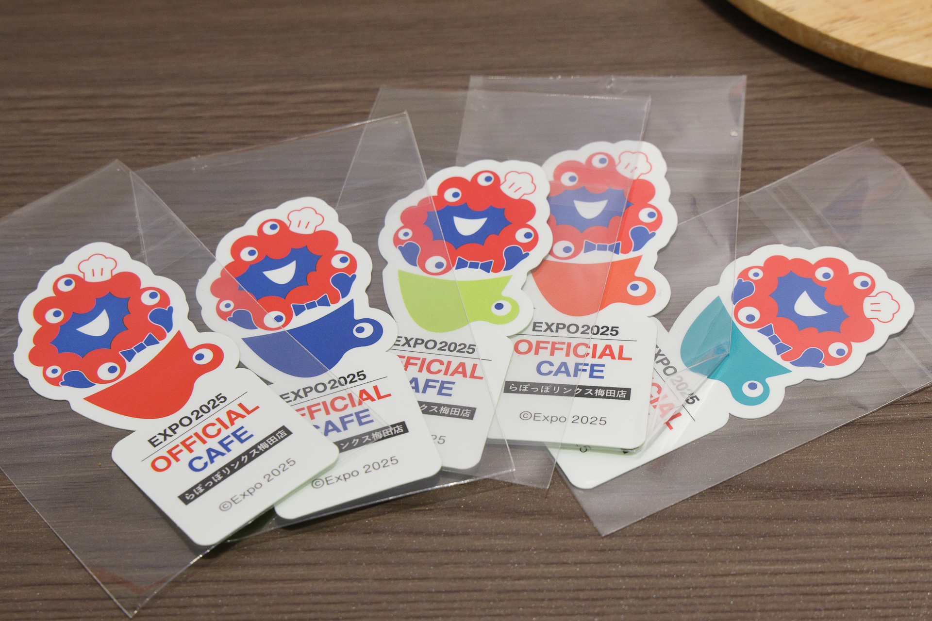 ミャクミャク焼き。ミャクミャクもっちり焼きには限定ステッカーが1枚付いてくる