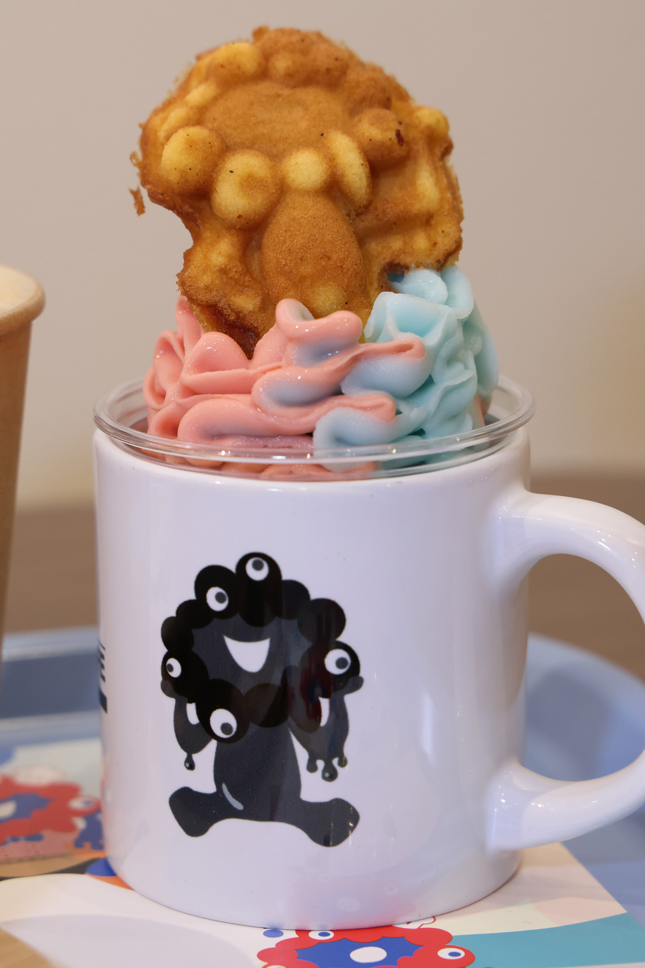 ミャクミャクソフト（いちご・ソーダ）（1100円）※マグカップはイートインメニュー専用。テイクアウトはコーンでの提供