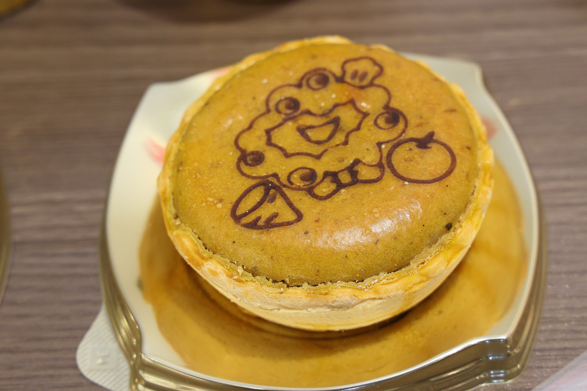 ミャクミャクポテトアップルパイ（680円）※1日100食限定、1人1個まで