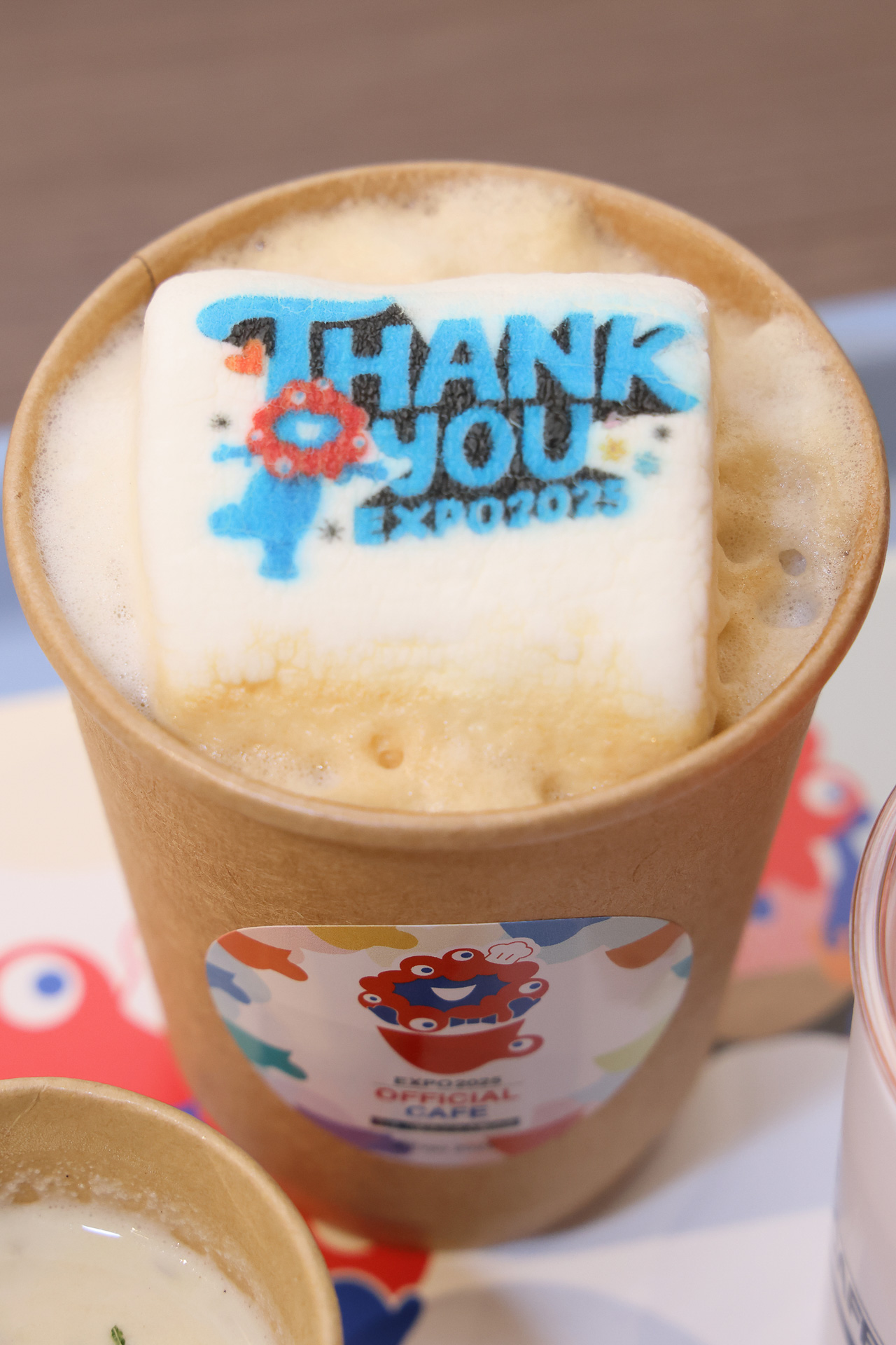 ミャクミャクラテ。ミャクミャクマシュマロが乗っている