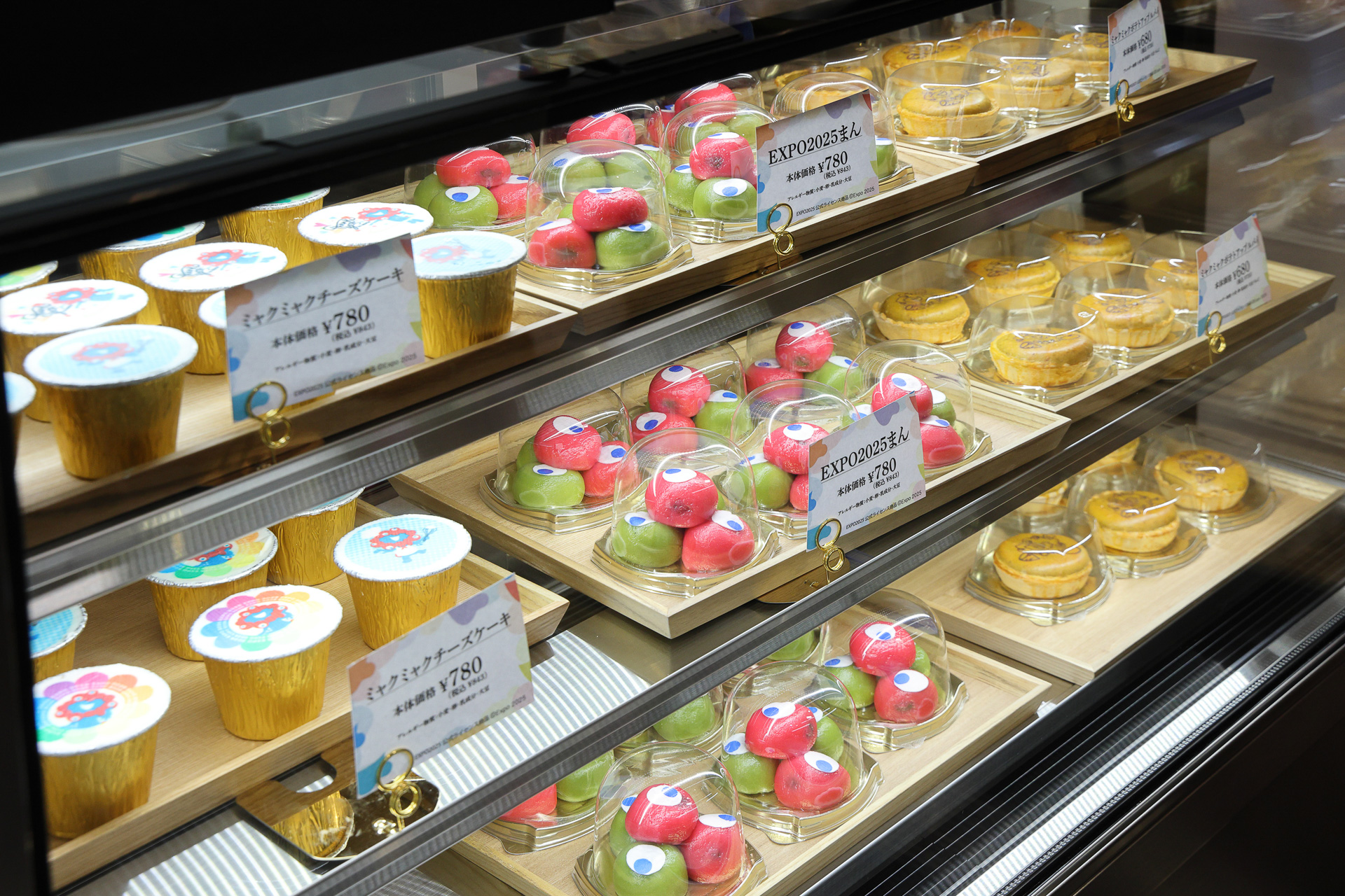 レジカウンターのチルドショーケースに並ぶテイクアウトのスイーツたち