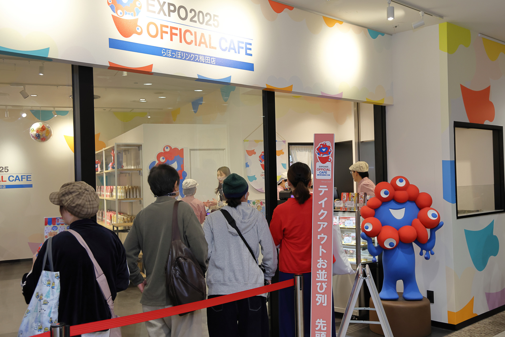 テイクアウト待機列。オープンの20分前にはすでに多くの人が並んでいた