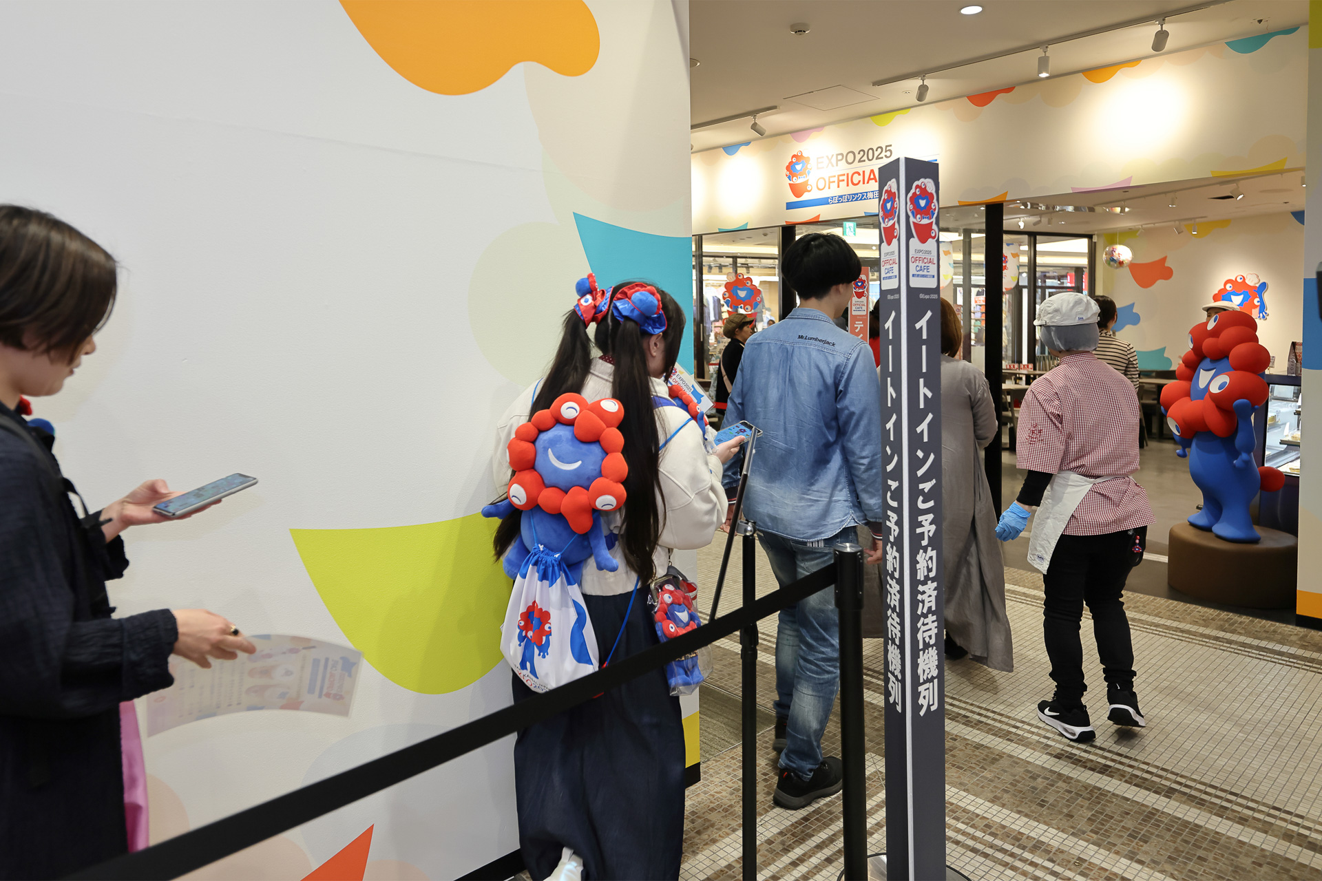 イートイン予約者待機列。入店には予約のQRコードが必要で、大阪・関西万博の入場を思い出した