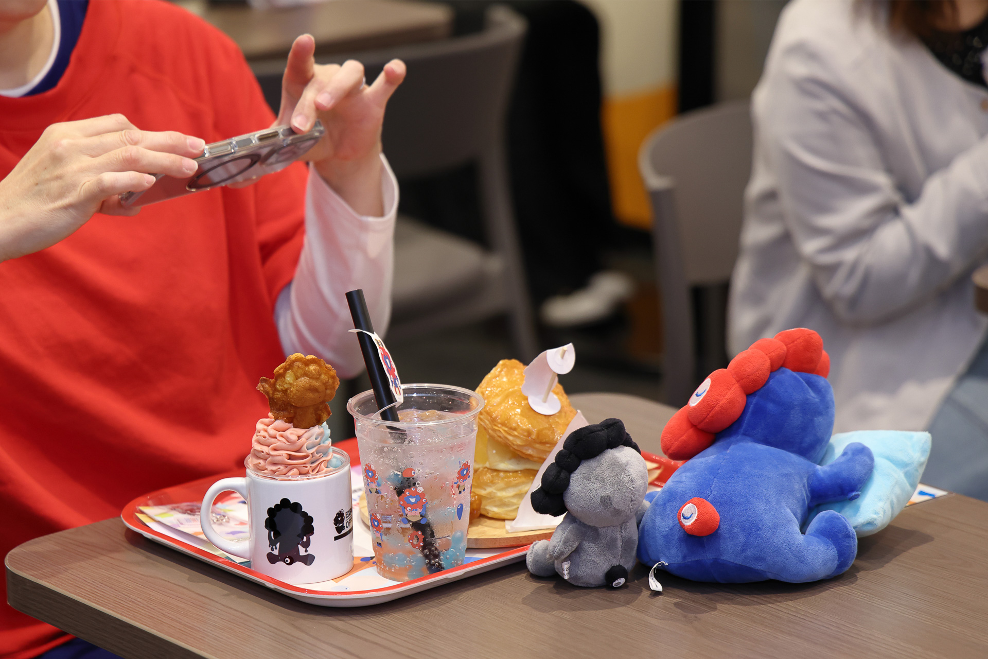 4月27日のオープン直後の様子。全テーブルに“マイミャクミャク”が現われた。まずは料理と一緒に撮影、そのあとゆっくりと食事を楽しんでいた