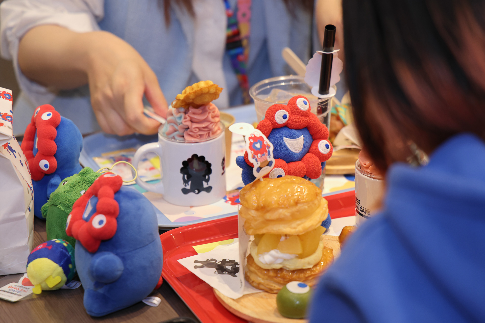 ミャクミャクをたくさん並べたにぎやかなテーブル。愛・地球博のマスコットの姿も