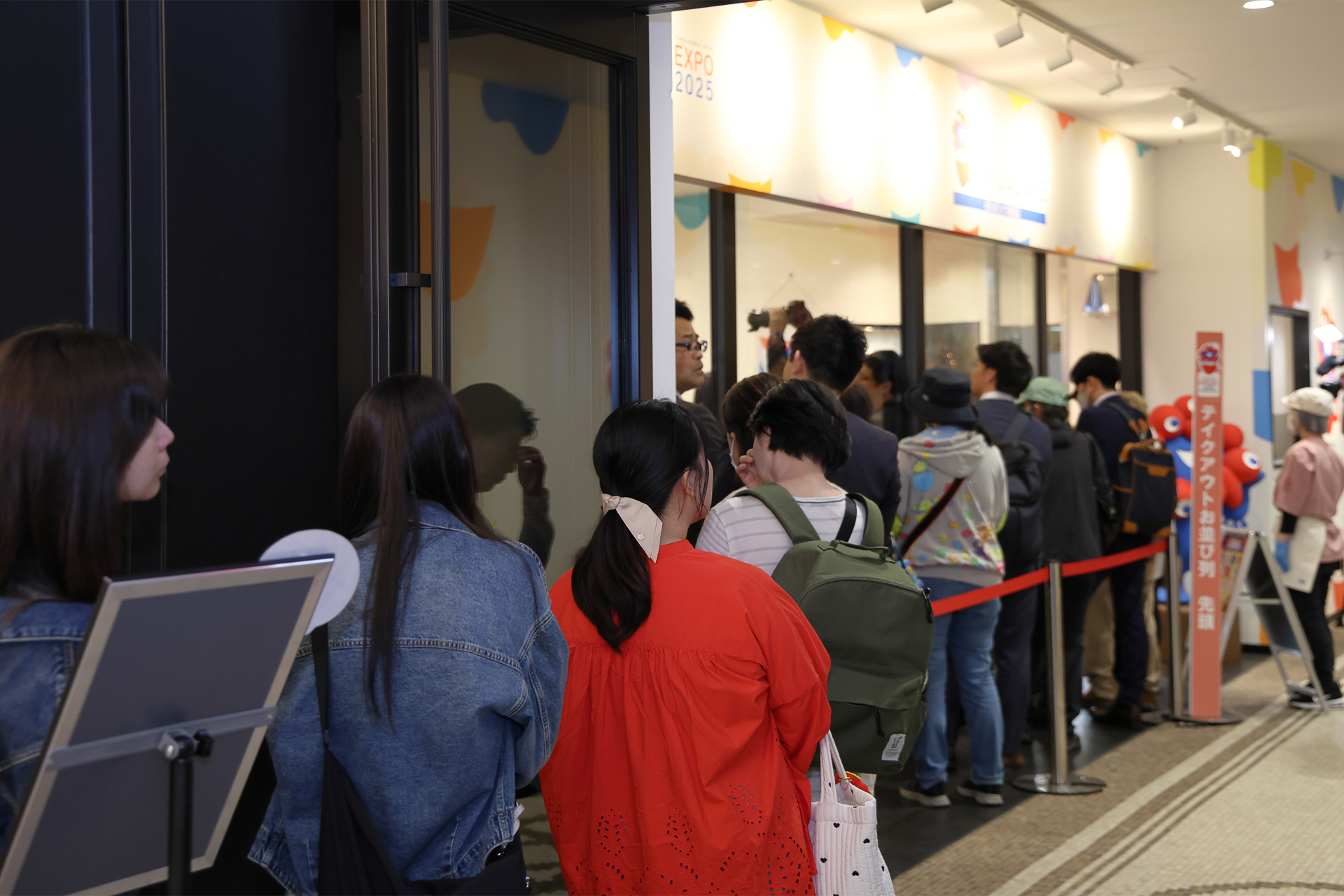 オープンから30分後、テイクアウト待機列はさらに長くなっていた