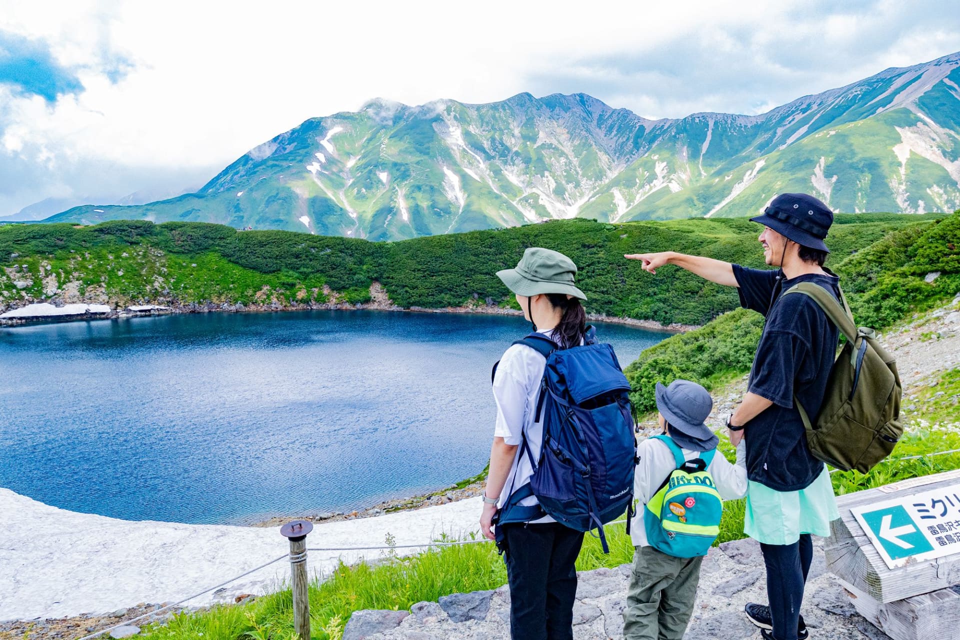 立山黒部アルペンルート「自然保護センターで学ぼう！WEBきっぷ」発売。写真は室堂平・みくりが池（7月下旬）