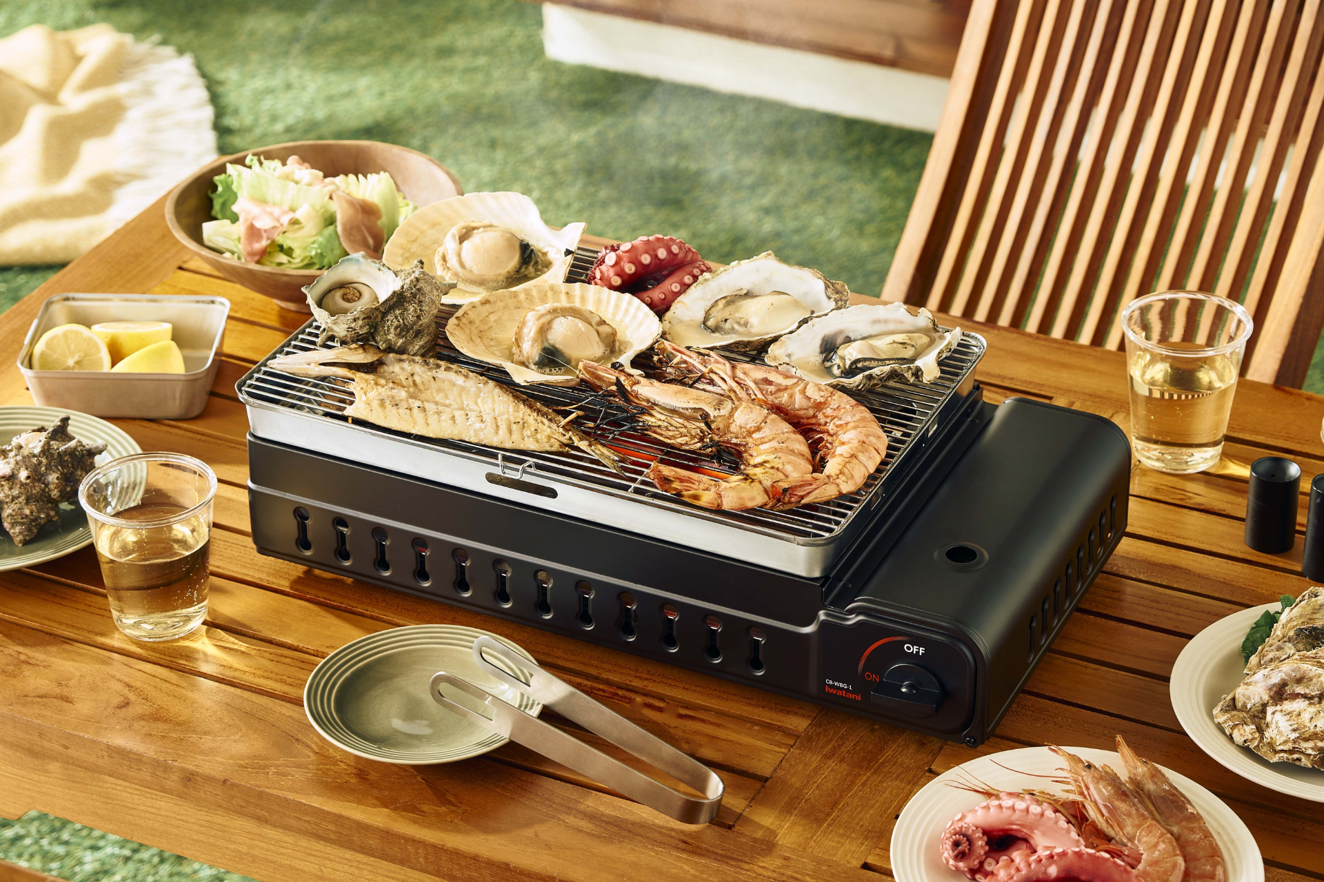 魚介の炙り焼きやステーキ、焼き野菜など、たくさんの食材を一度に並べることが可能。輻射熱で食材をムラなく、ふっくらジューシーに焼き上げる