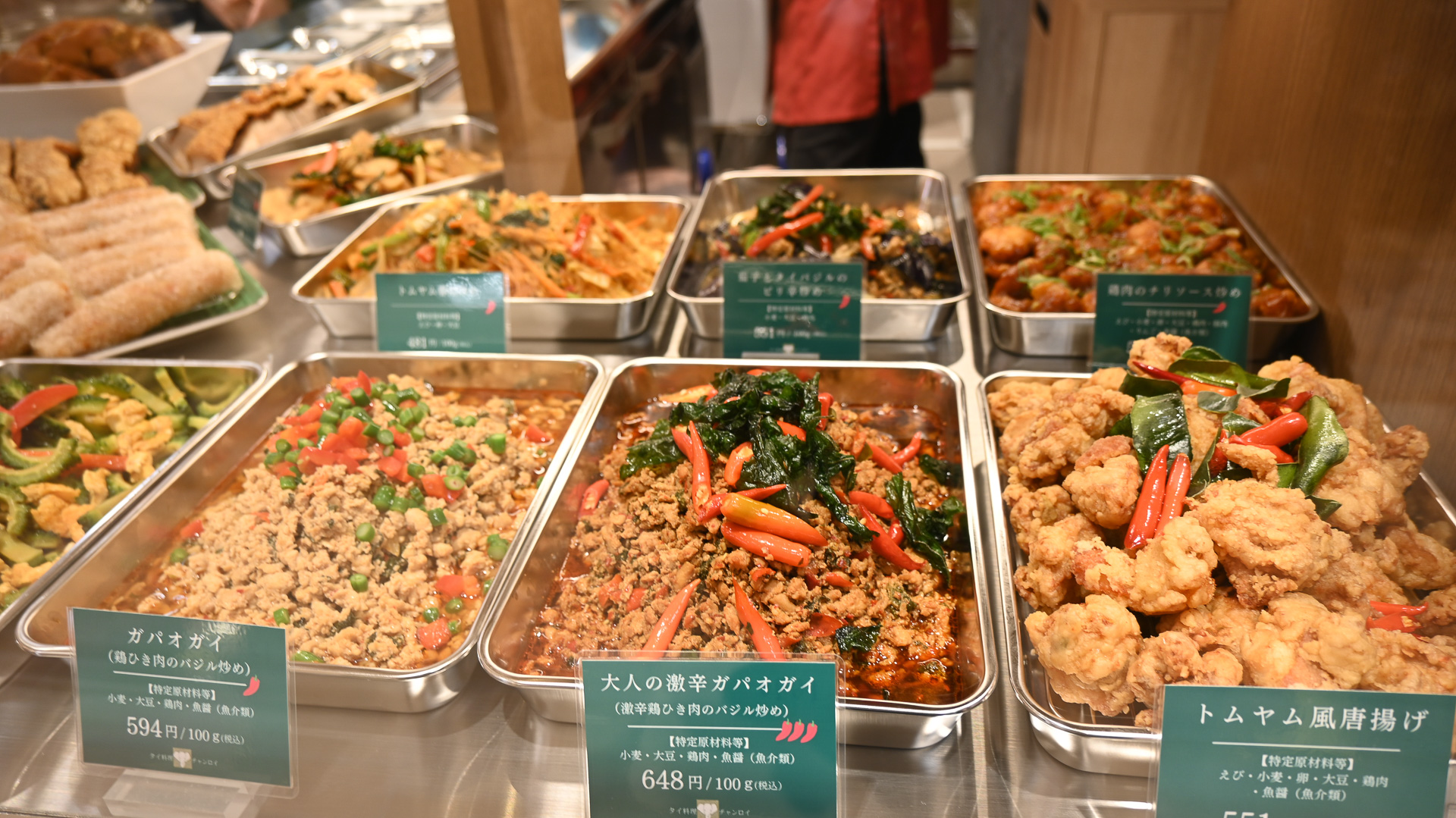 各国のお総菜が並ぶ