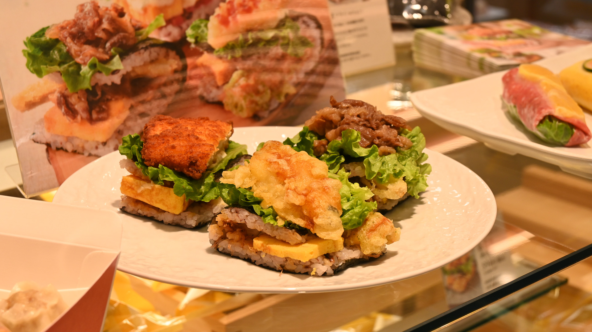 「ワンハンドBENTO」。左から「チキン南蛮」「のり弁」「牛焼肉」