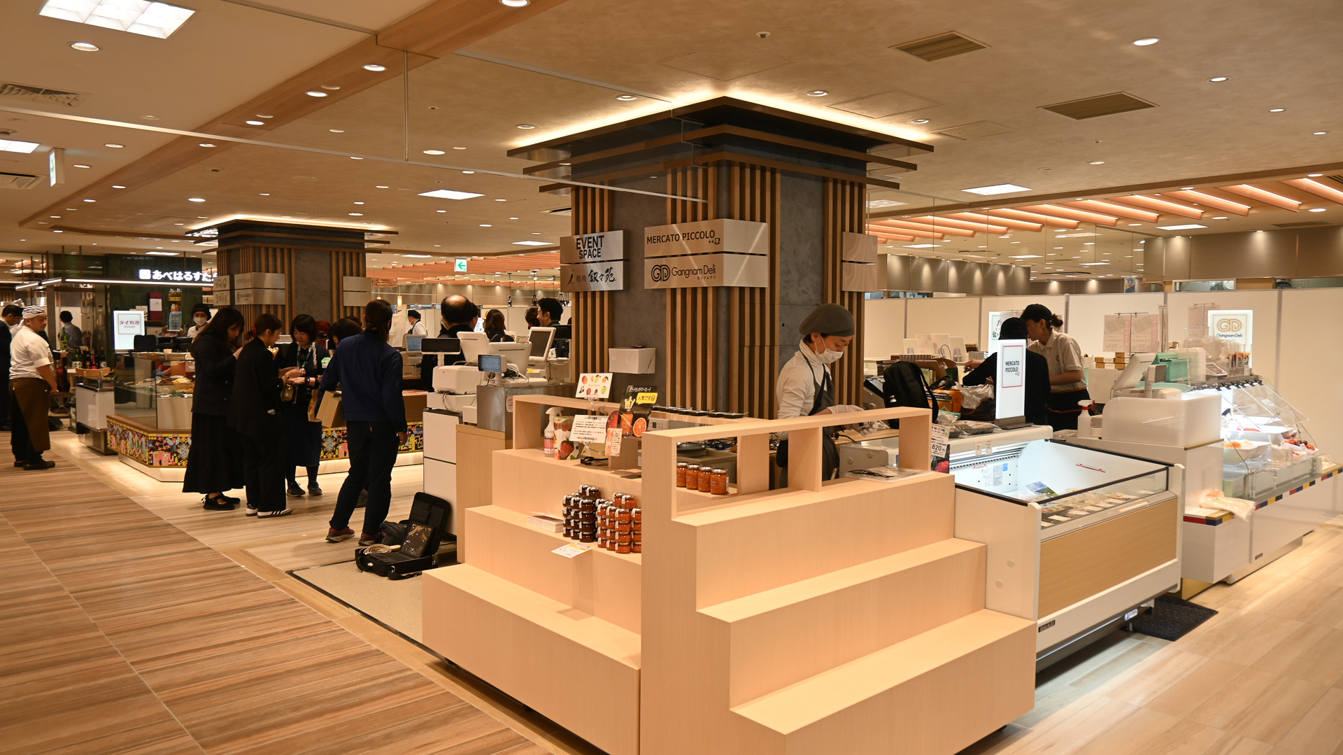 売り場の外観。翌日には商品がズラリと並ぶ