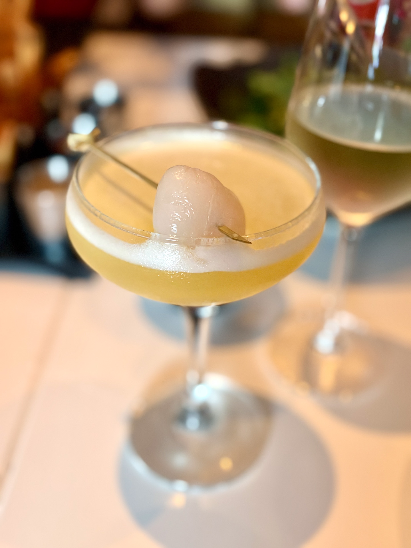 本格的なバーもあり、オリジナルカクテルをはじめアルコール類の種類が豊富。ライチ・リリコイ・マティーニは甘味と酸味を味わえる（19ドル）