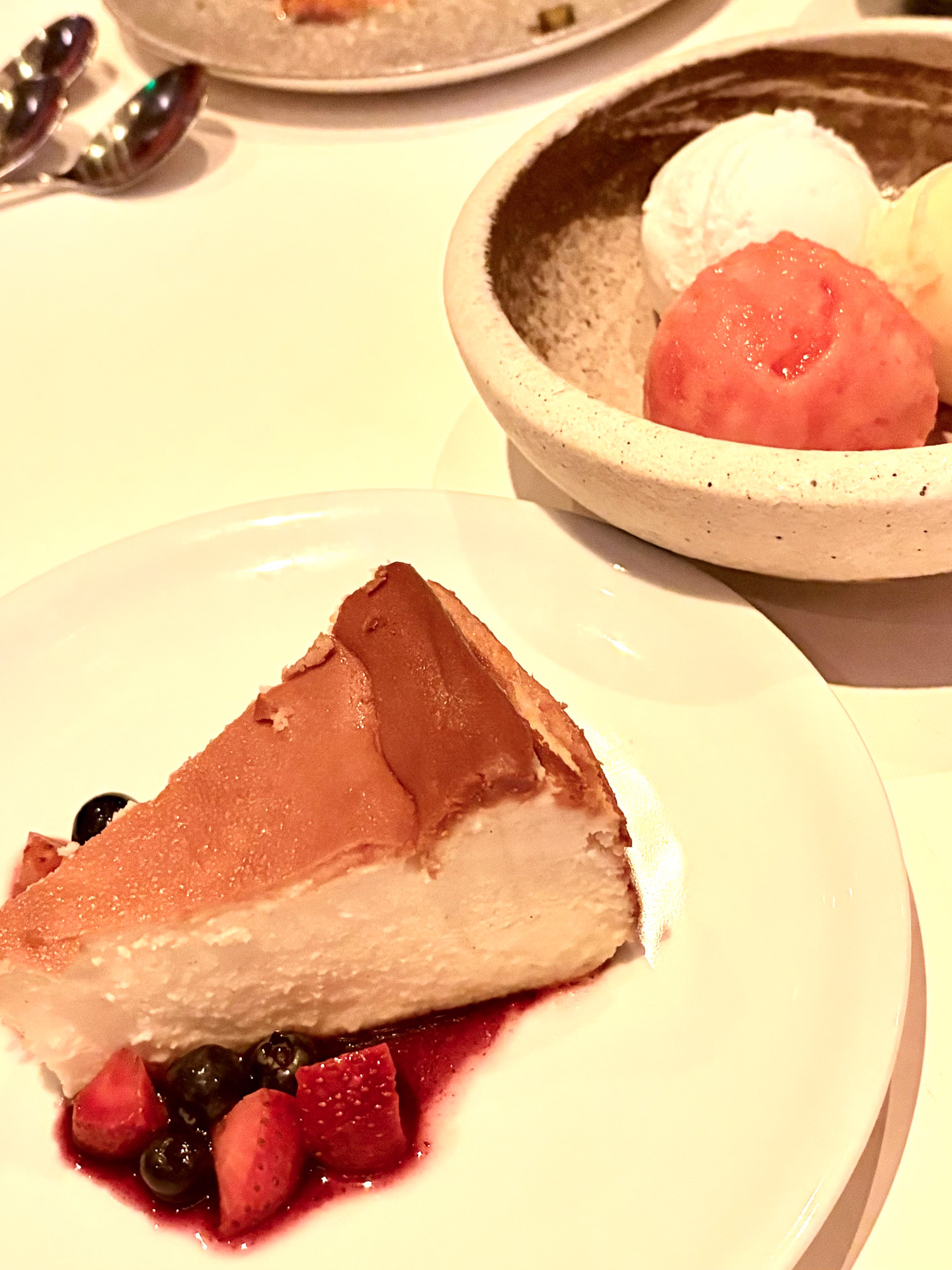 デザートは、バスク風チーズケーキ、ストロベリーグアバ、マンゴー、またはハウピアのシャーベットのなかから一つを選ぶ