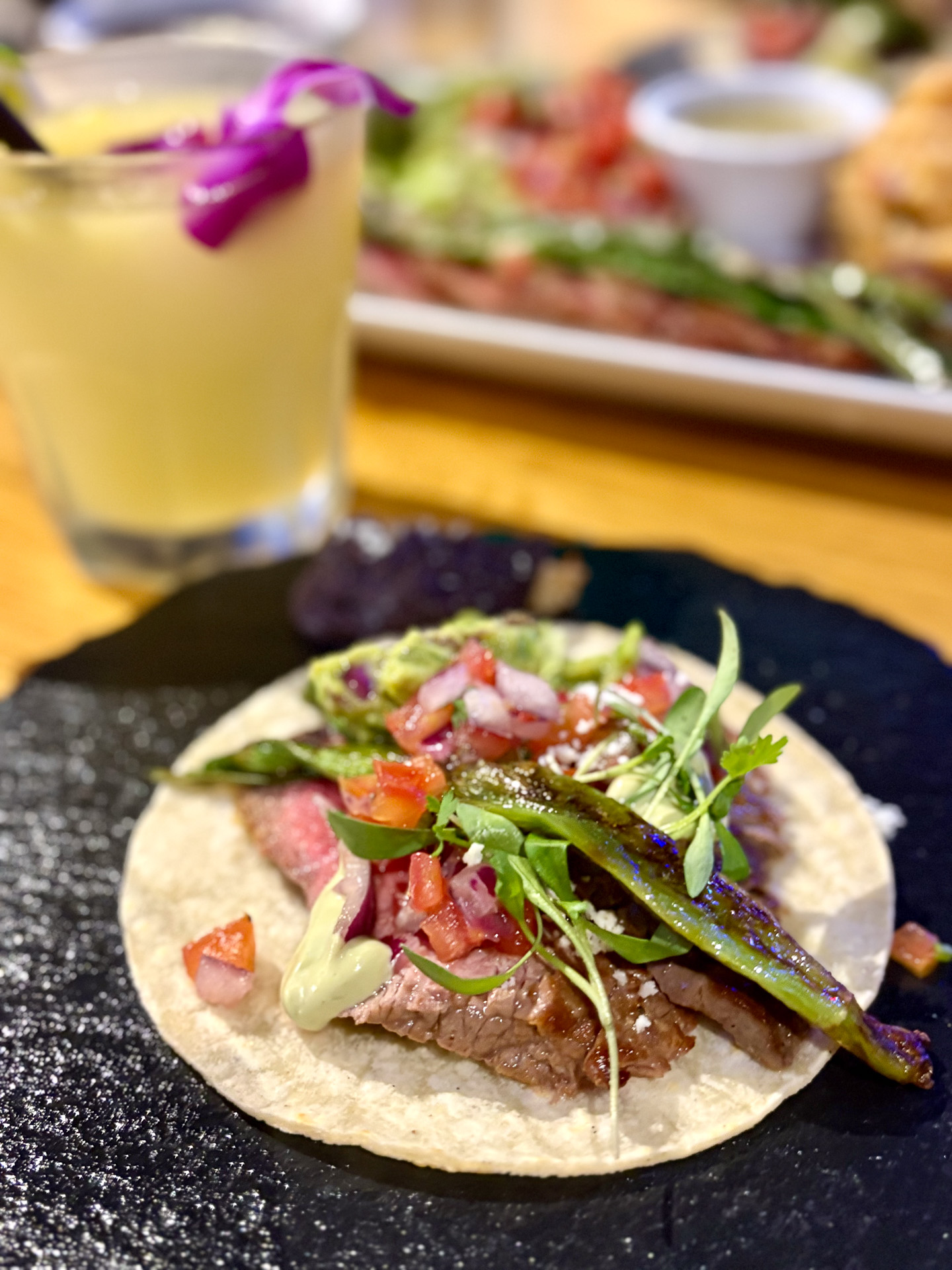 サルサはメキシコ料理の定番、生の野菜で作るフレッシュなピコデガヨ。たっぷりトッピングを！