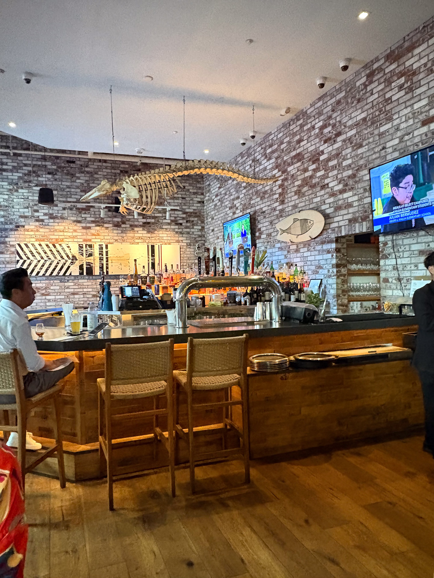 バーカウンターに飾られた骨のオブジェ。ヘリンボーンとはニシンの骨（Herring＝ニシン、Bone＝骨）というが……