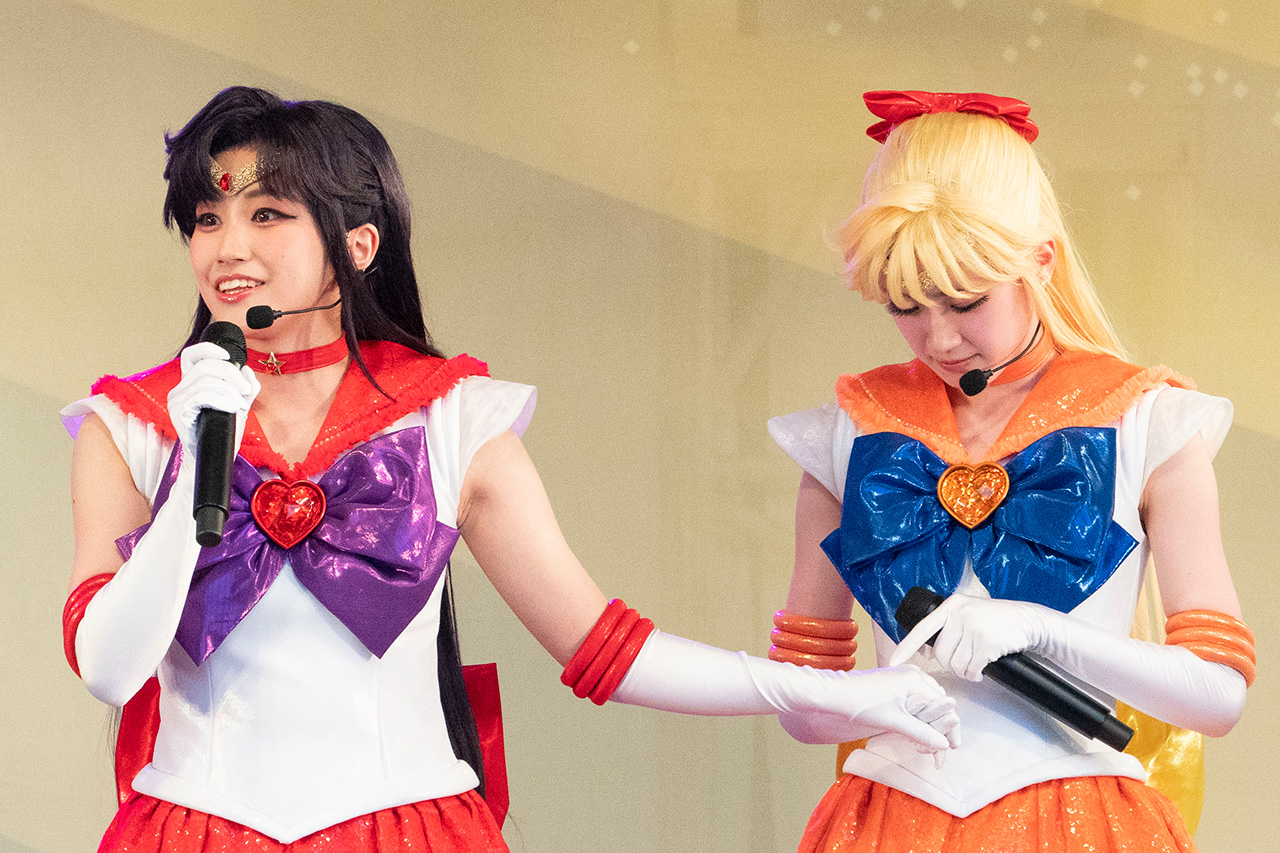 スーパーセーラーマーズ/火野レイ役の赤城凛空さん（左）と、スーパーセーラーヴィーナス/愛野美奈子役の杉山月渚さん（右）