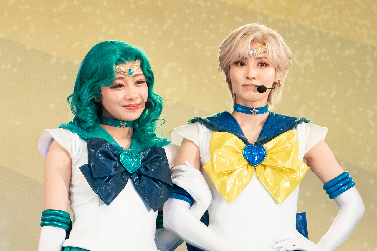 スーパーセーラーネプチューン/海王みちる役の青木美咲希さん（左）と、スーパーセーラーウラヌス/天王はるか役の田中志奈さん（右）