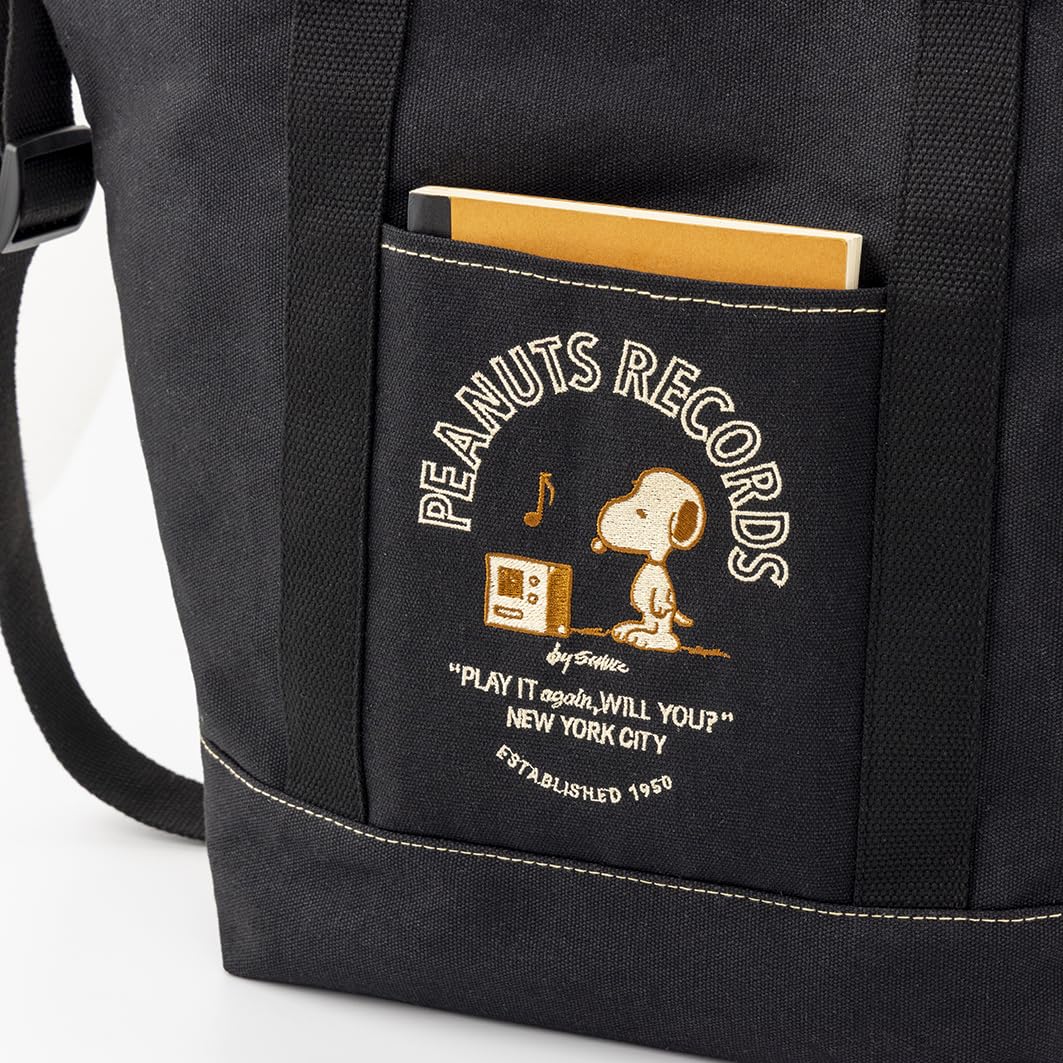 ブラック地に、ベージュステッチ＆スヌーピー刺繍の組み合わせがおしゃれ。全面・背面・内側にはポケットを備える