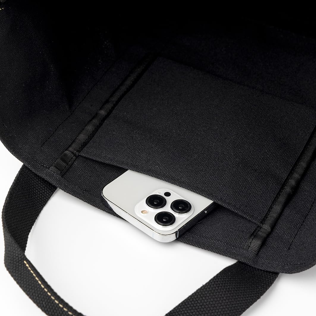 ブラック地に、ベージュステッチ＆スヌーピー刺繍の組み合わせがおしゃれ。全面・背面・内側にはポケットを備える