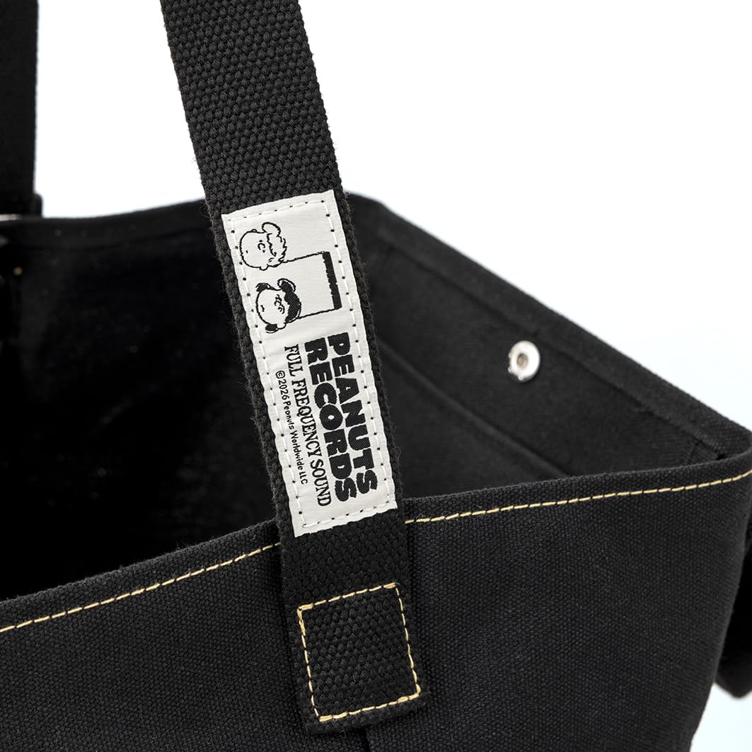 ブラック地に、ベージュステッチ＆スヌーピー刺繍の組み合わせがおしゃれ。全面・背面・内側にはポケットを備える