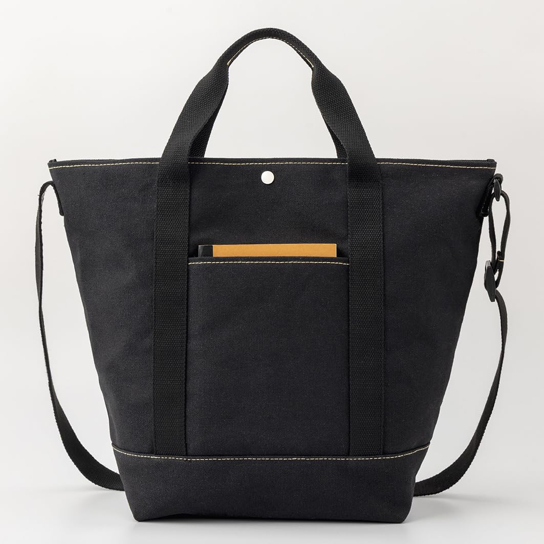 ブラック地に、ベージュステッチ＆スヌーピー刺繍の組み合わせがおしゃれ。全面・背面・内側にはポケットを備える