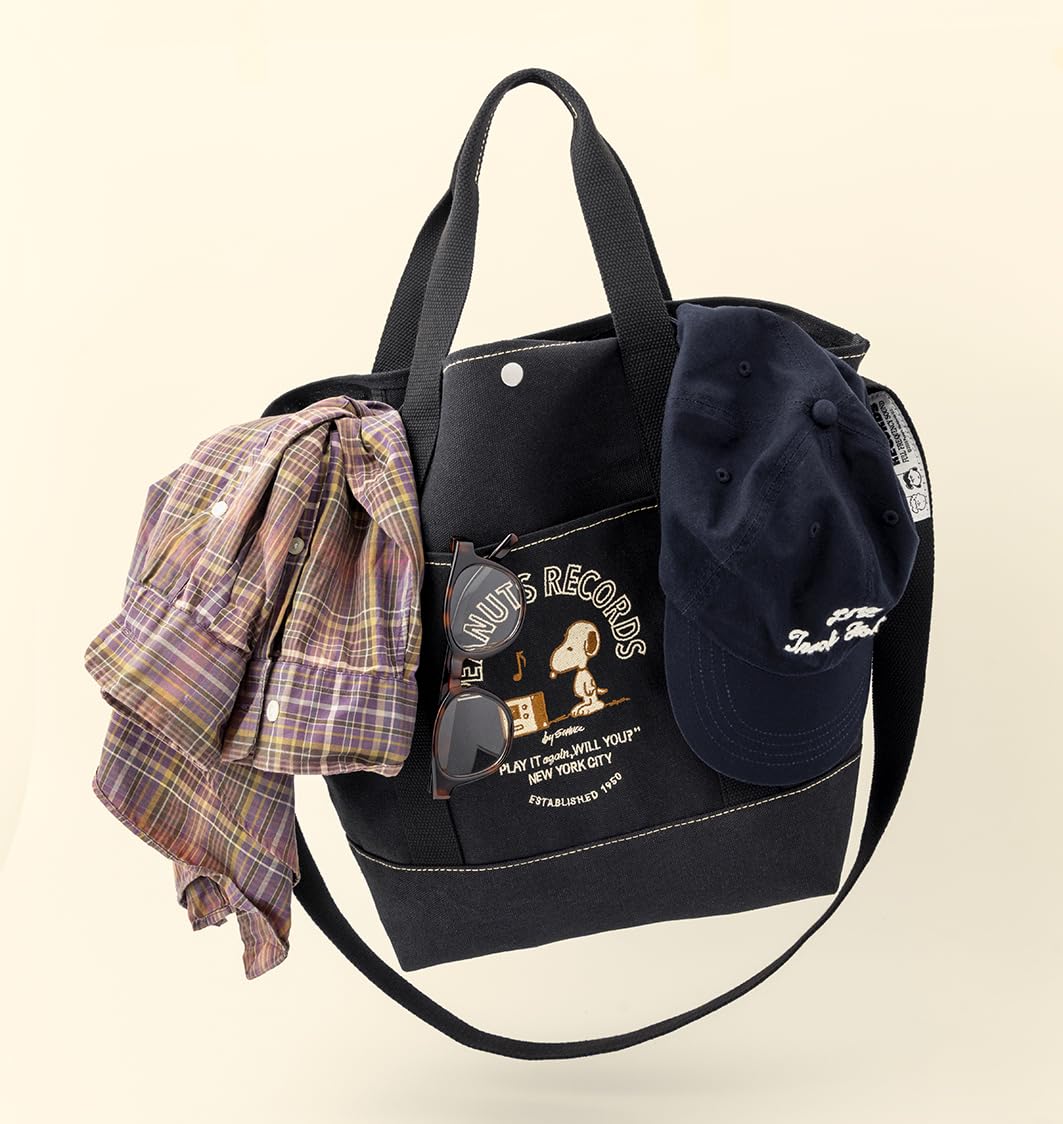 ブラック地に、ベージュステッチ＆スヌーピー刺繍の組み合わせがおしゃれ。全面・背面・内側にはポケットを備える