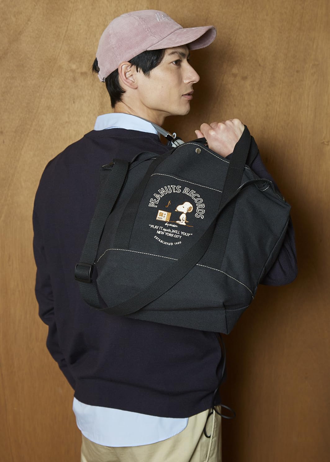 手持ちと肩掛けの2WAYで楽しめる。荷物がたっぷり入るので、デイリーも小旅行にも使い勝手○