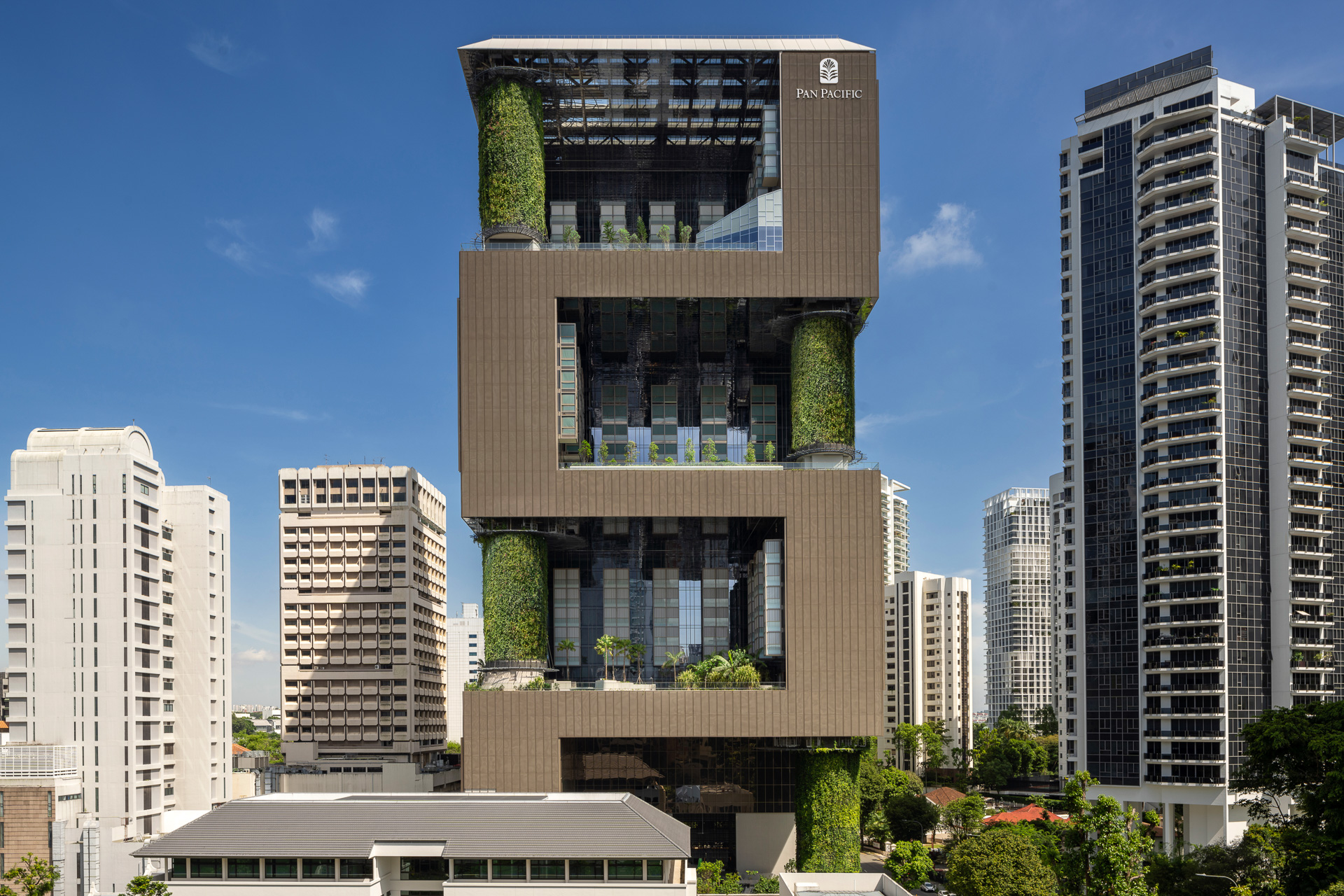 見てのとおり、23階建ての4か所が開いた空間になっており、開放的なテラスが広がるなんとも大胆なデザイン（写真提供：パン パシフィック オーチャード）