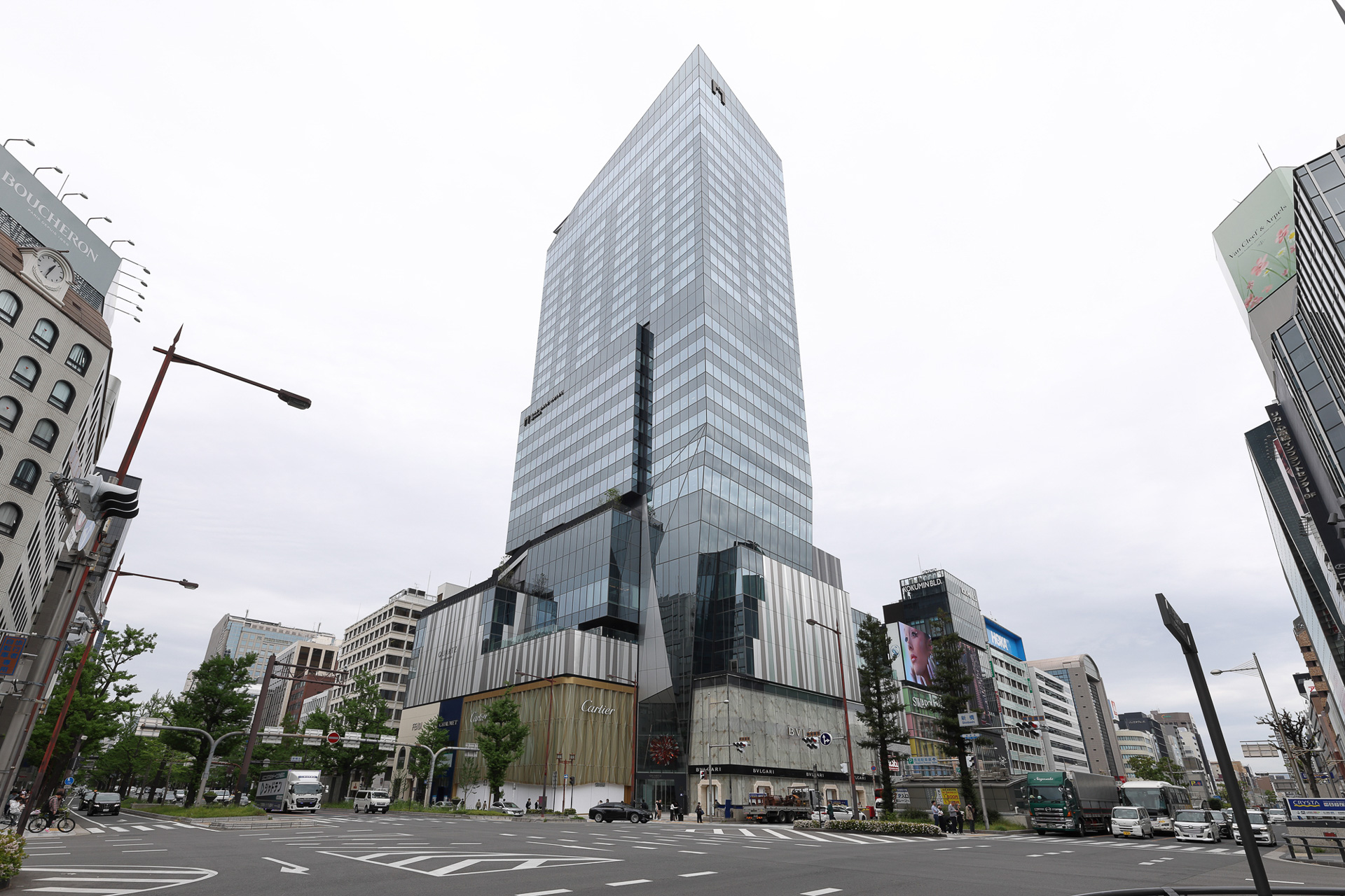 心斎橋ど真んなか、御堂筋と長堀通が交差する新橋交差点に面している