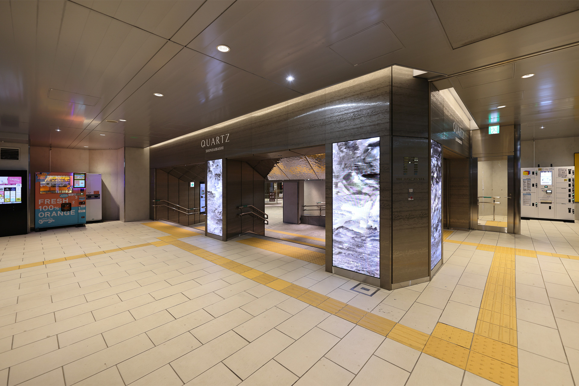 大阪メトロ心斎橋駅北改札を背にして撮影した「クオーツ心斎橋」地下2階エントランス。改札からわずか数秒という立地だ（4月27日撮影）