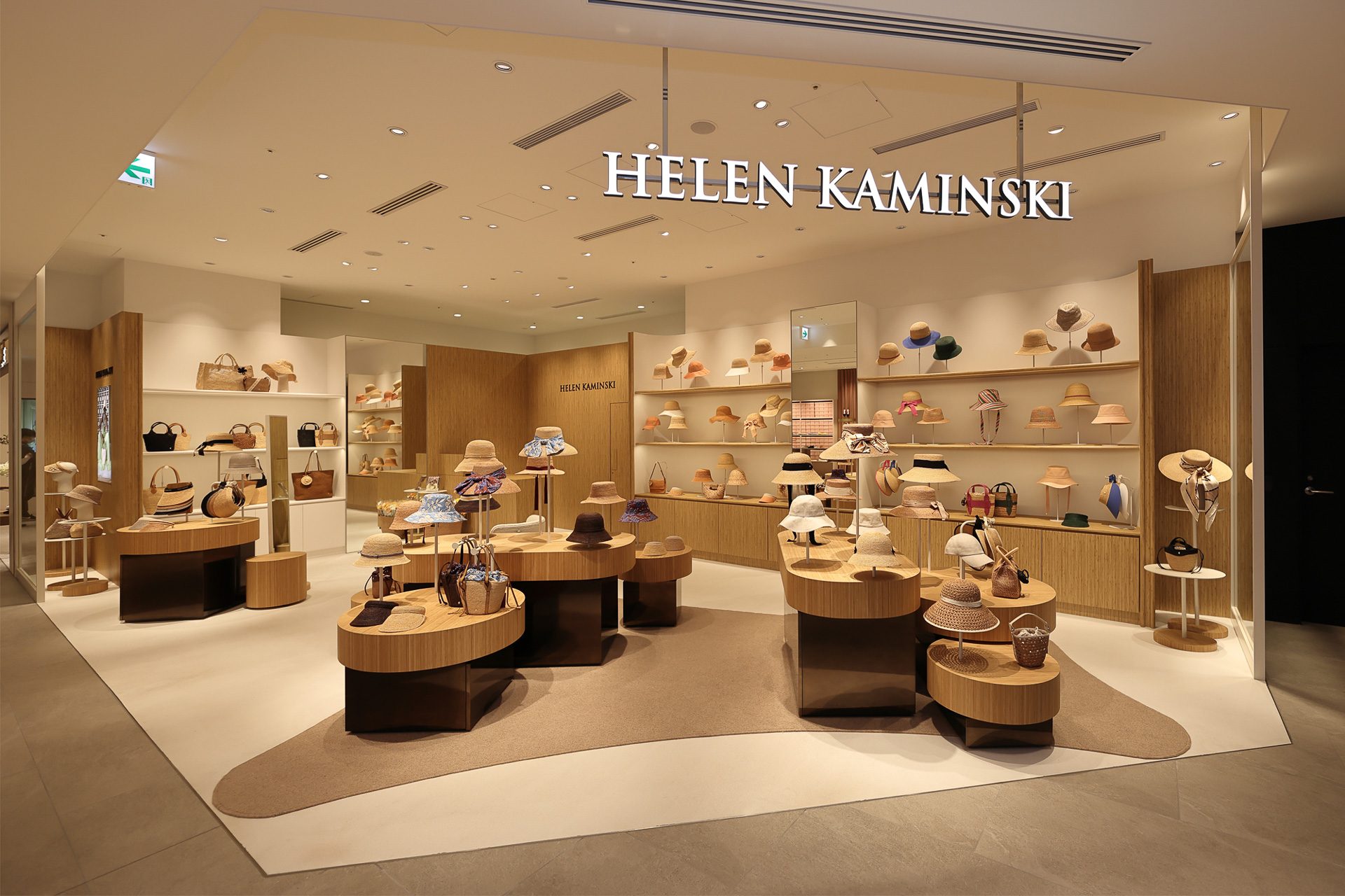 フランスのクリスタルメゾン「HELEN KAMINSKI」は関西初出店