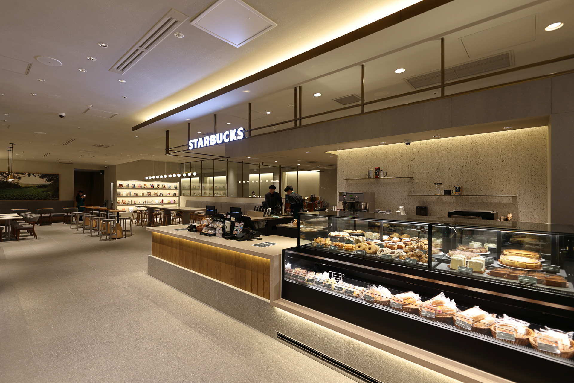 スターバックス店内はゆったりとしたスペースで荷物が多くても余裕がありそう