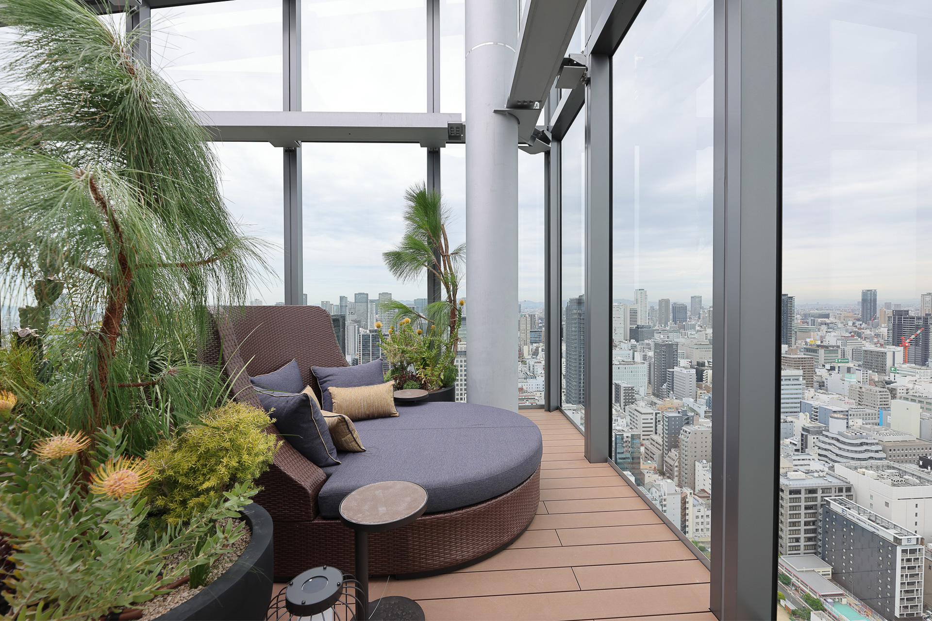 北東角に見つけた特等席。植栽がほかの席から遮蔽してくれるので静かに夜景が楽しめそう