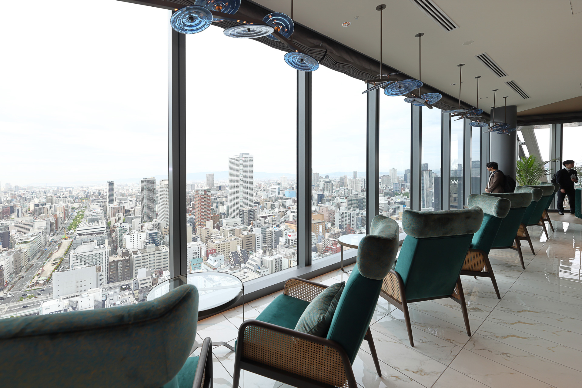 西側に面した席。晴れた日には美しいサンセットが見られるという