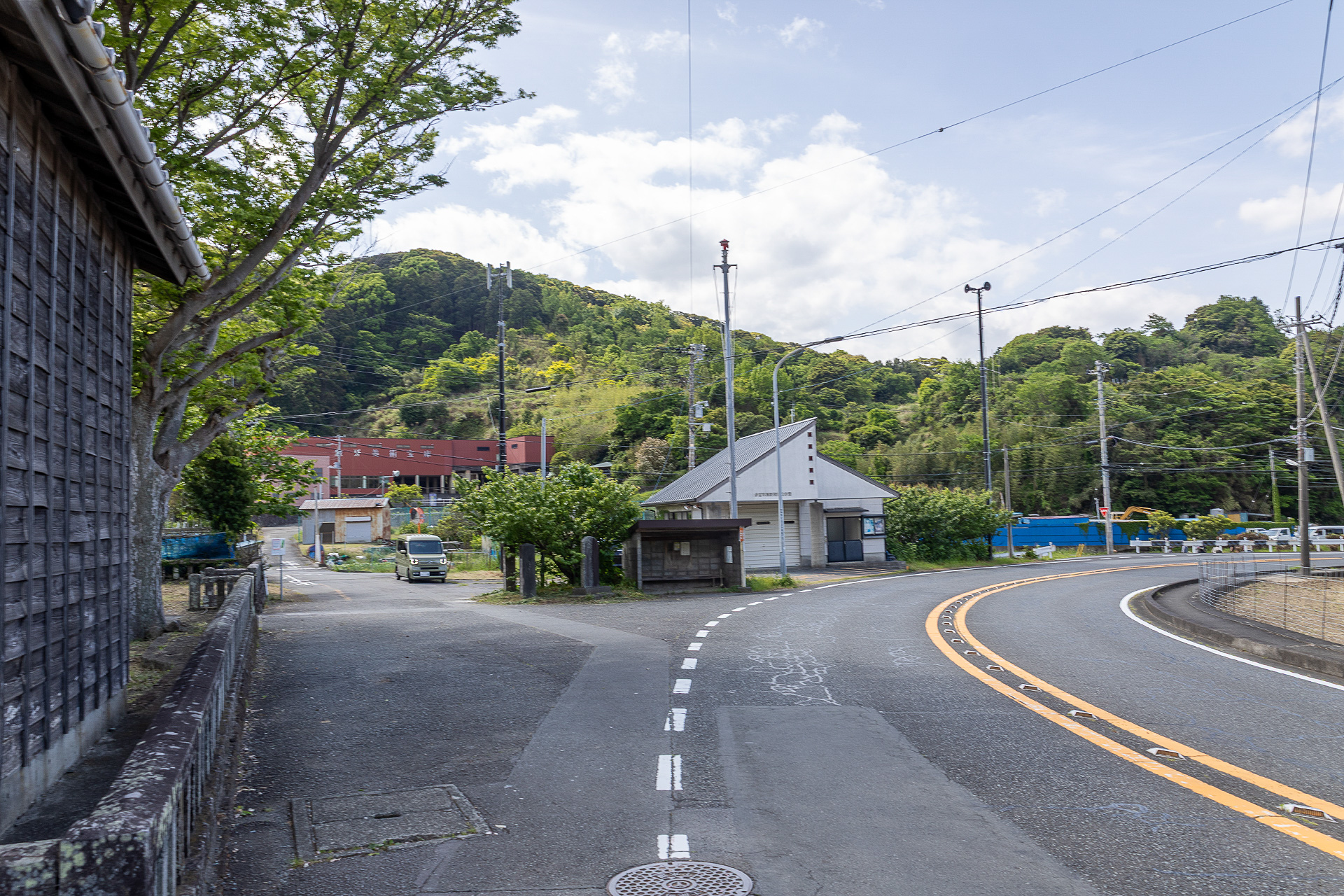 県道17号線から少し入ったところにある。写真では右手が伊豆縦貫道を使用した際に来る方向。手前が海沿いの沼津方面に行く道。伊豆縦貫道から来ると鋭角に曲がって脇道に入っていく