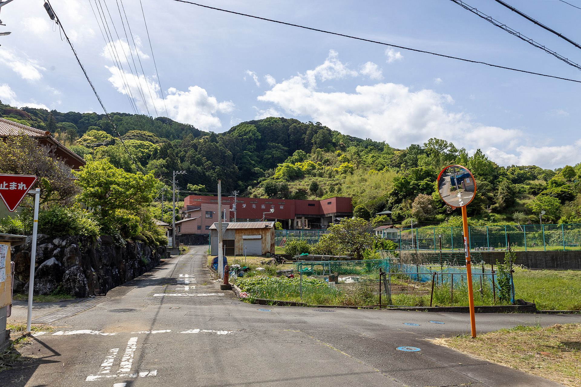 施設までの道幅は広くはないが、観光バスが通っていたので、大型のキャンピングカーでも通行は可能
