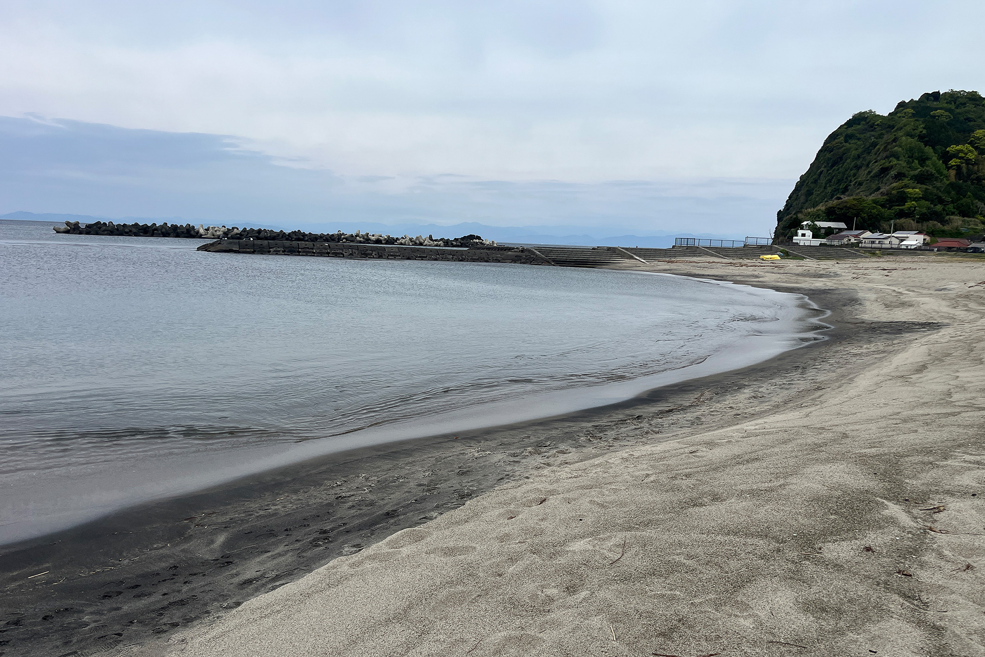 施設から徒歩で行ける小土肥海水浴場。海釣りスポットも多数ある