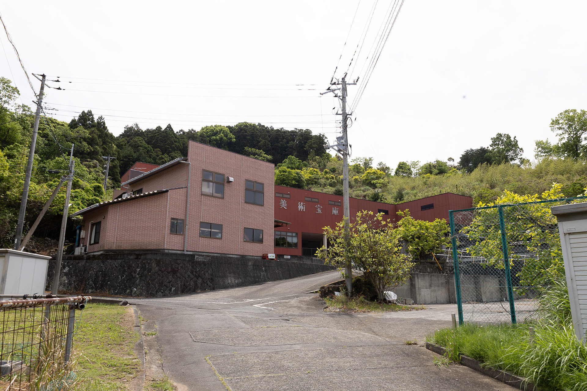 施設の入り口は勾配がついているが広い。手前の建物は別の管理者が倉庫として利用しているそうだ