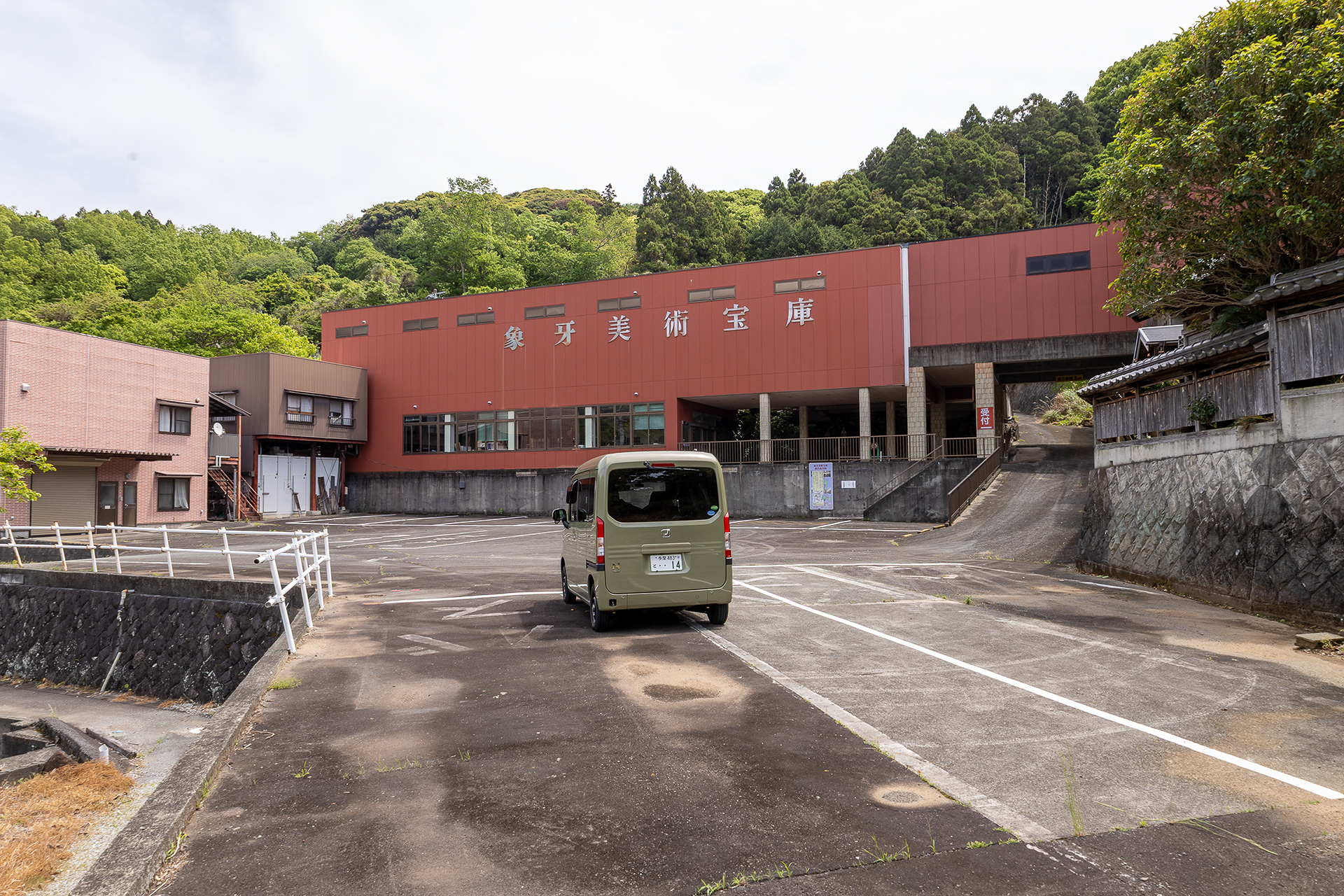 8番の後ろ側から撮ったもの。建物側との間に広いスペースがあるので、大型車両でも向き替えをしやすい