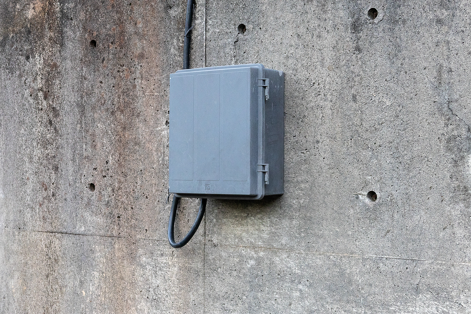 0～5番は後方の壁面にこのような電源ボックスがある。電源の利用料金は1000円