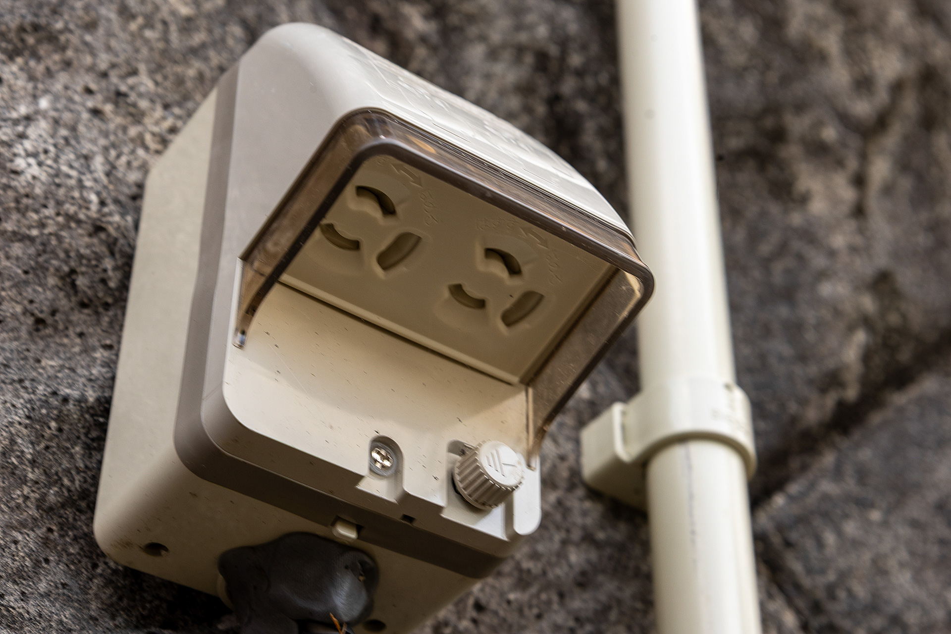 7番と8番は電気配線が1本のみ。ソケットは2口あるが、原則として8番は電源がないと考えた方がいい