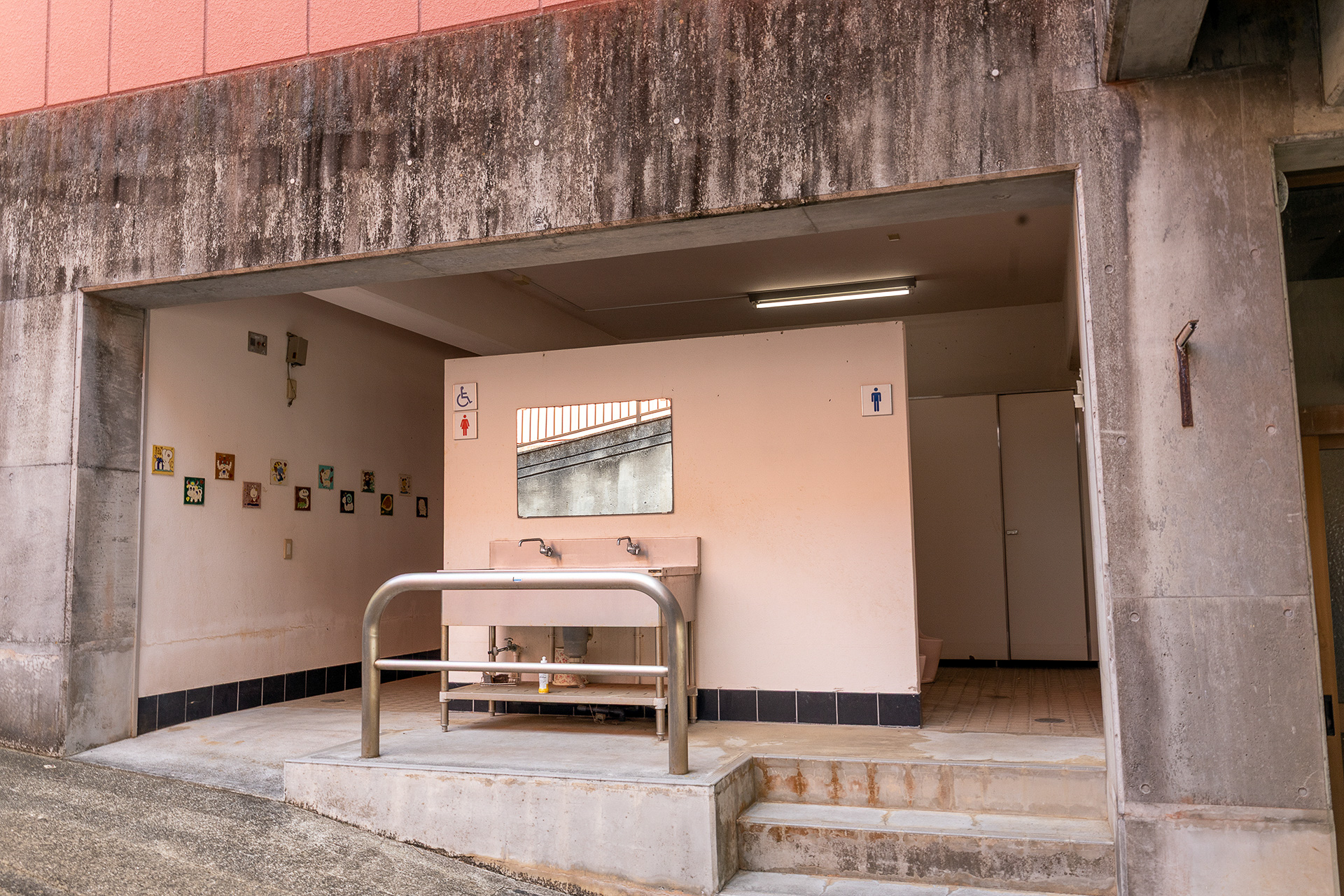 トイレは男女別。トイレは特に念入りに清掃しているそうで、建物は古いもののトイレは清潔だった