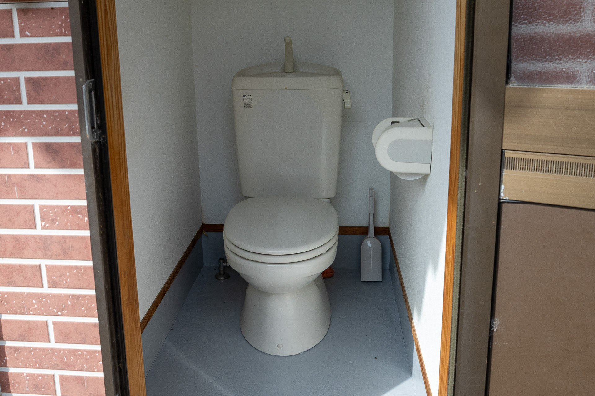 施設入り口横にある建物の1階にもトイレがある。こちらは男女兼用で洋式便座