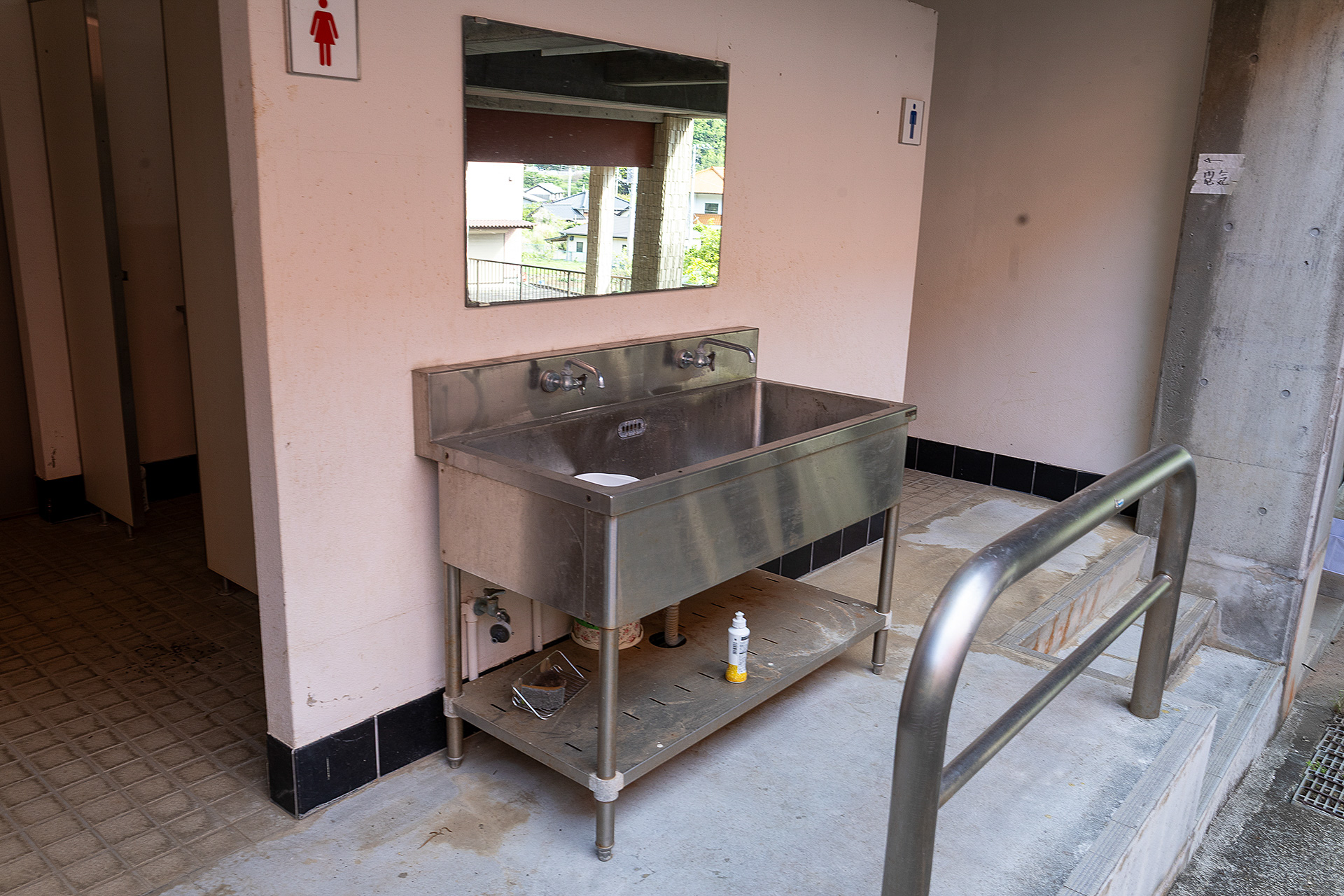 トイレの前に洗い場がある。シンクは大きいがモノを置くところがないので、洗い物が多いときは袋や台を用意したい