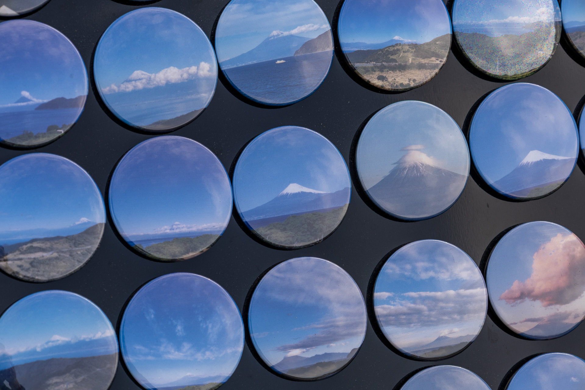 駿河湾の向こうに富士山が見える地域である。撮った写真はこのように缶バッチとしてコレクションしているそうだ