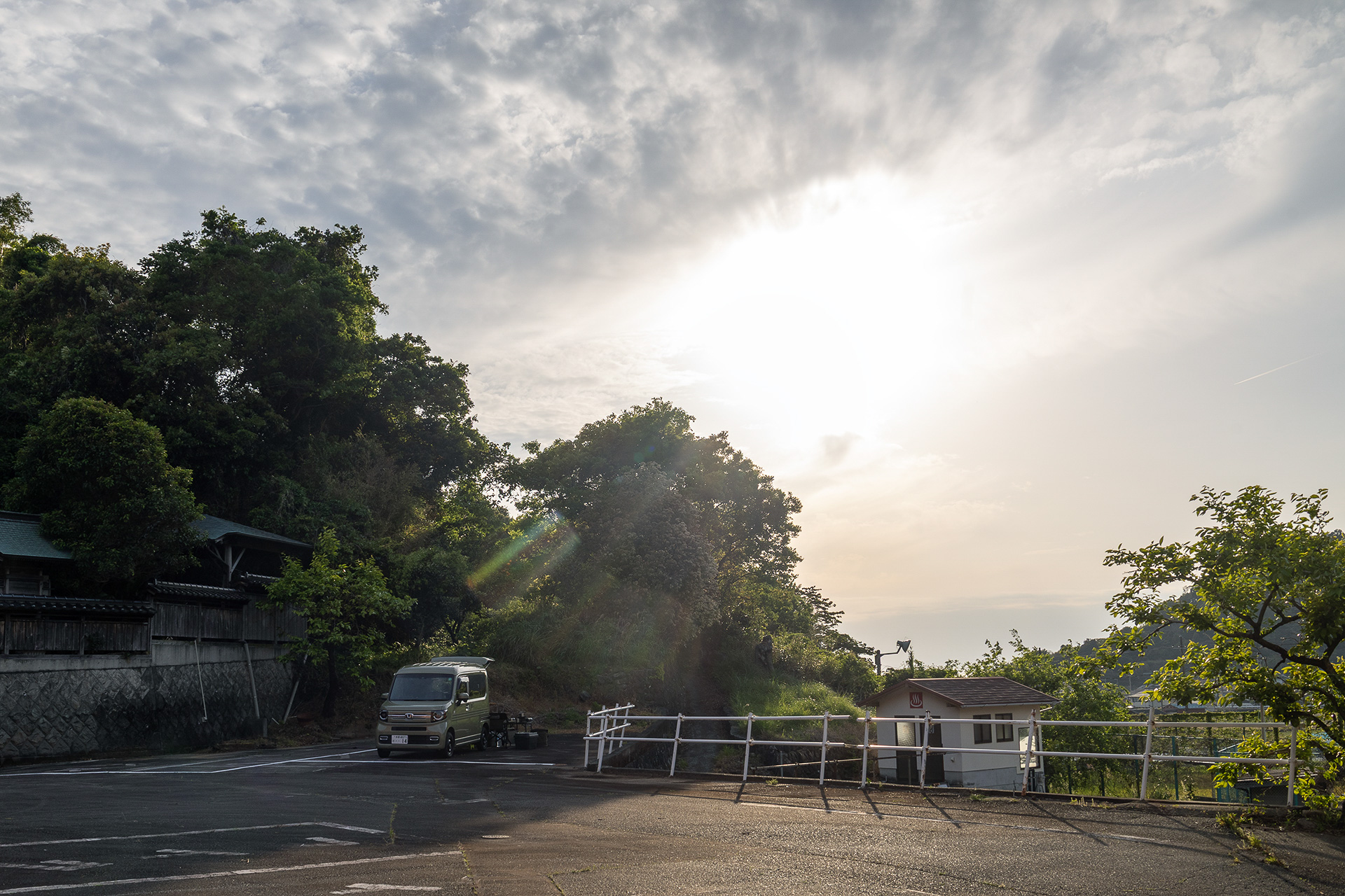 駿河湾に太陽が沈む。この時間帯に海水浴場（徒歩圏内）に行けば、水平線に沈む夕日を見ることができる