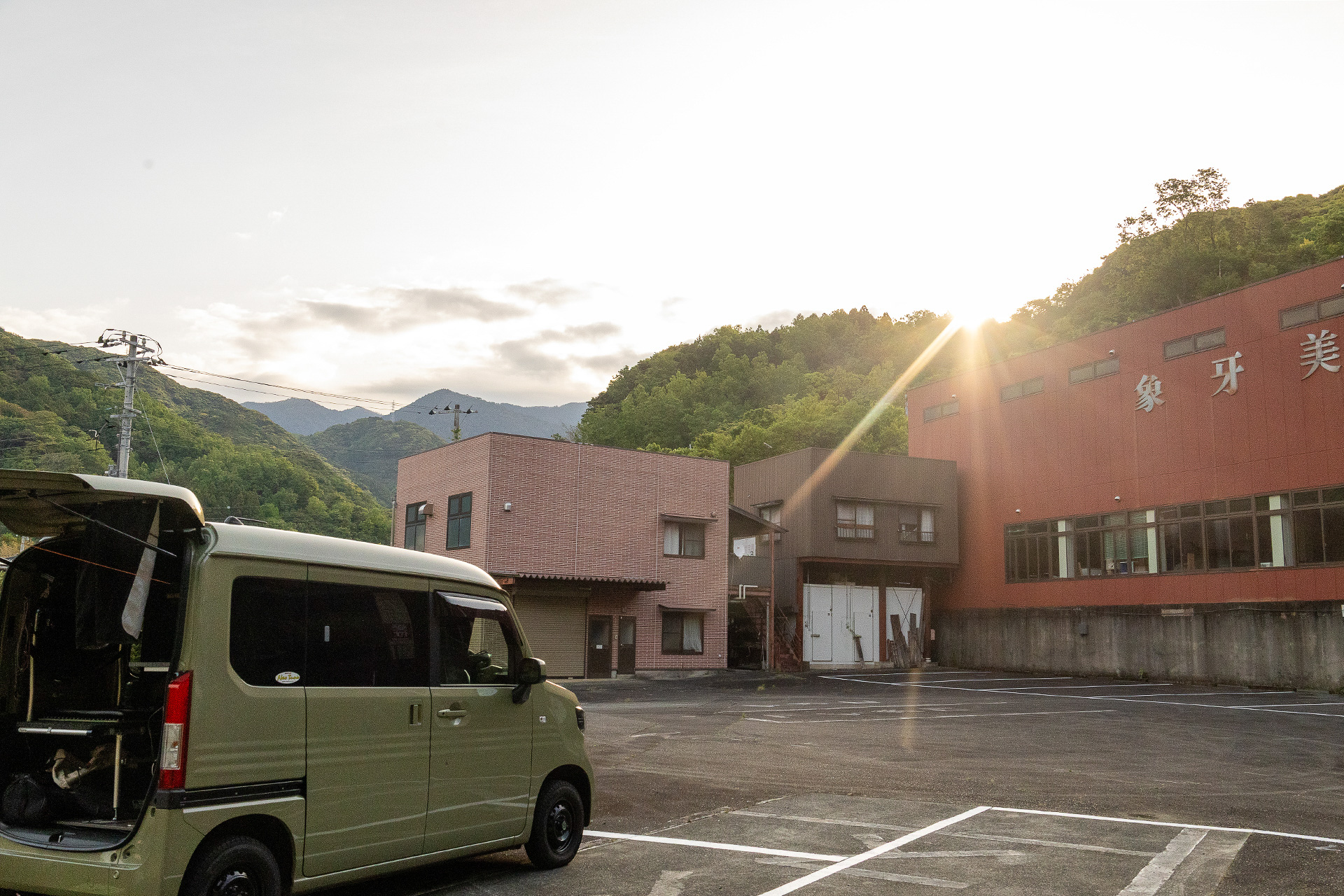 こちらは朝日の様子、建物の向こうから日が昇るので、建物側のスペースであれば早い時間から朝日が当たることはない