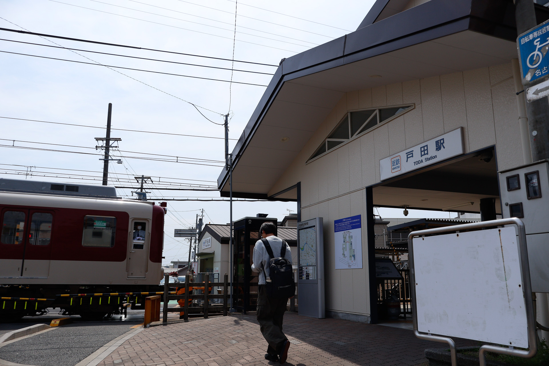 近鉄名古屋線の戸田駅。上下線とも名古屋方の端部に駅舎があり、踏切をわたって行き来する構造。ラチ内には地下道や跨線橋がない